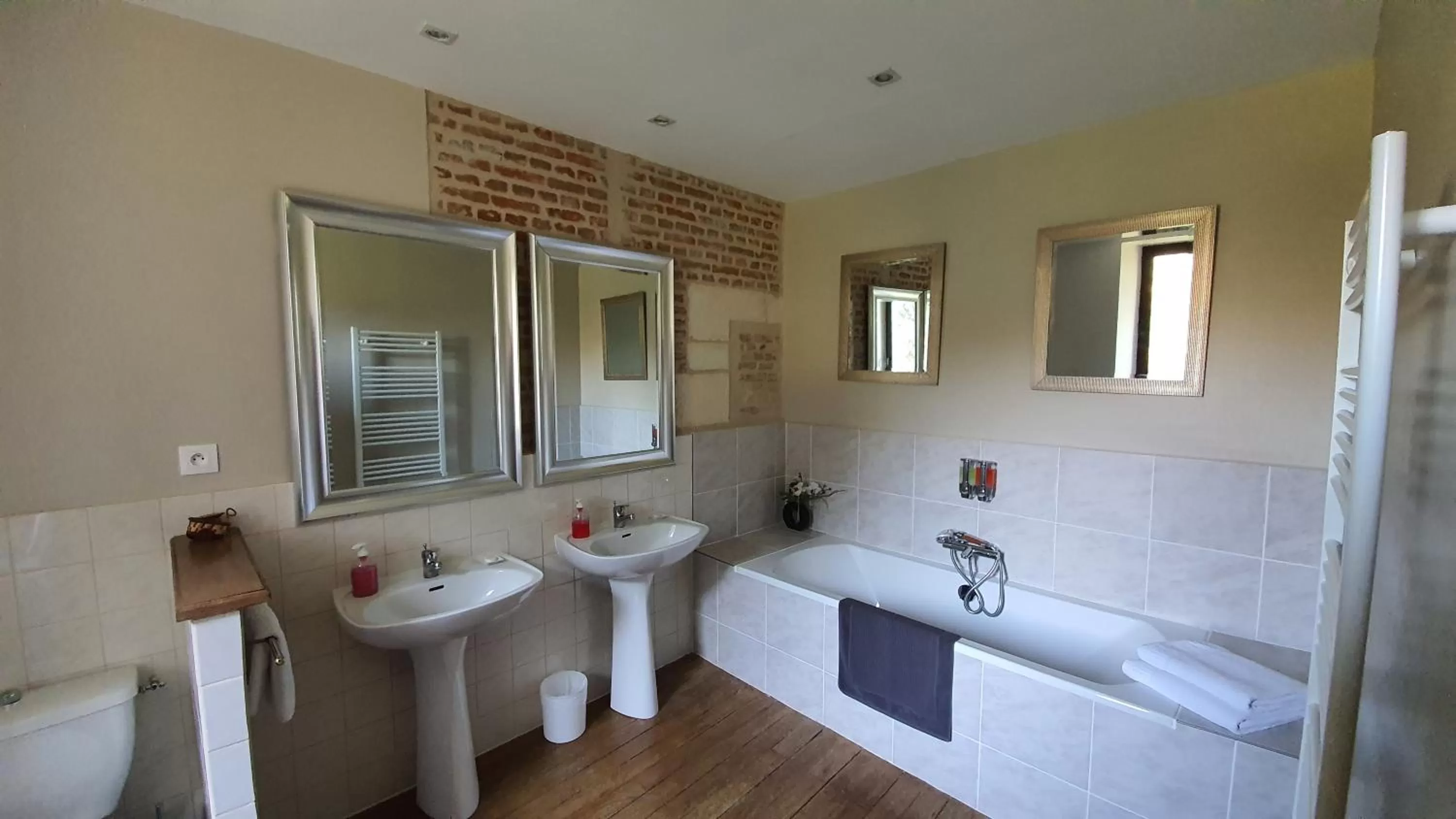 Bathroom in Chateau de Jallanges - Les Collectionneurs