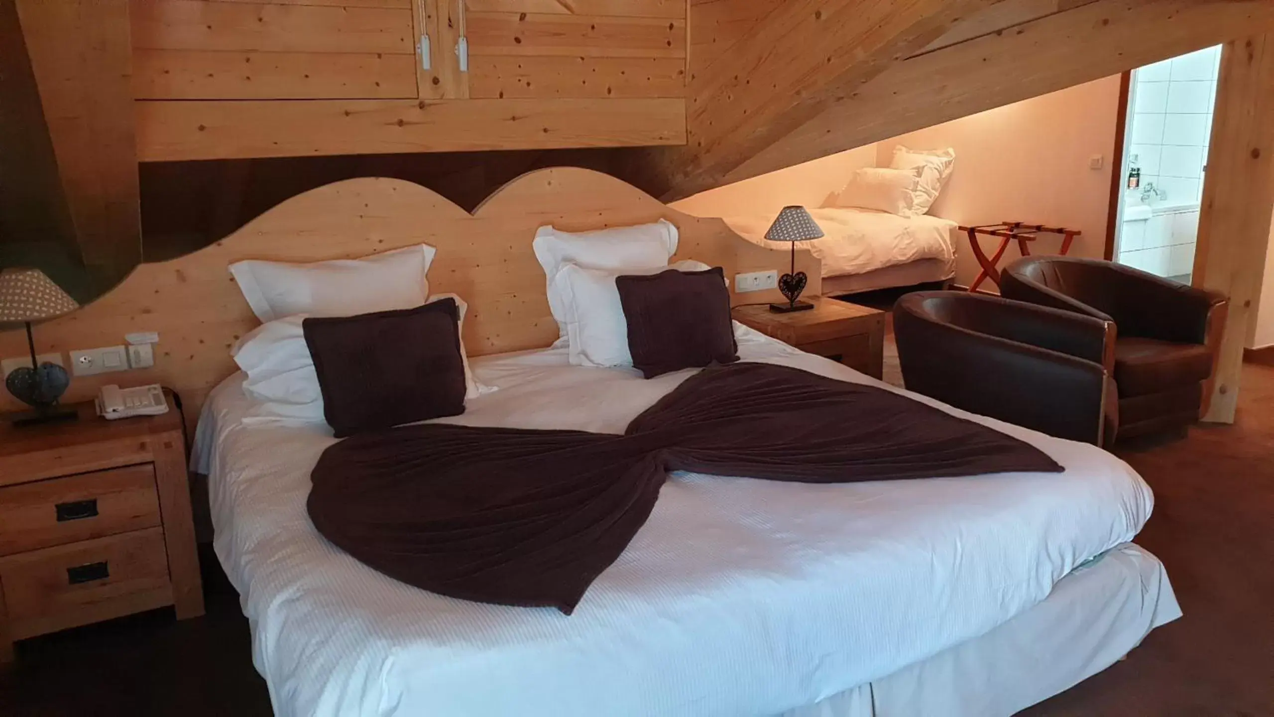 Photo of the whole room, Bed in Auberge de Savoie