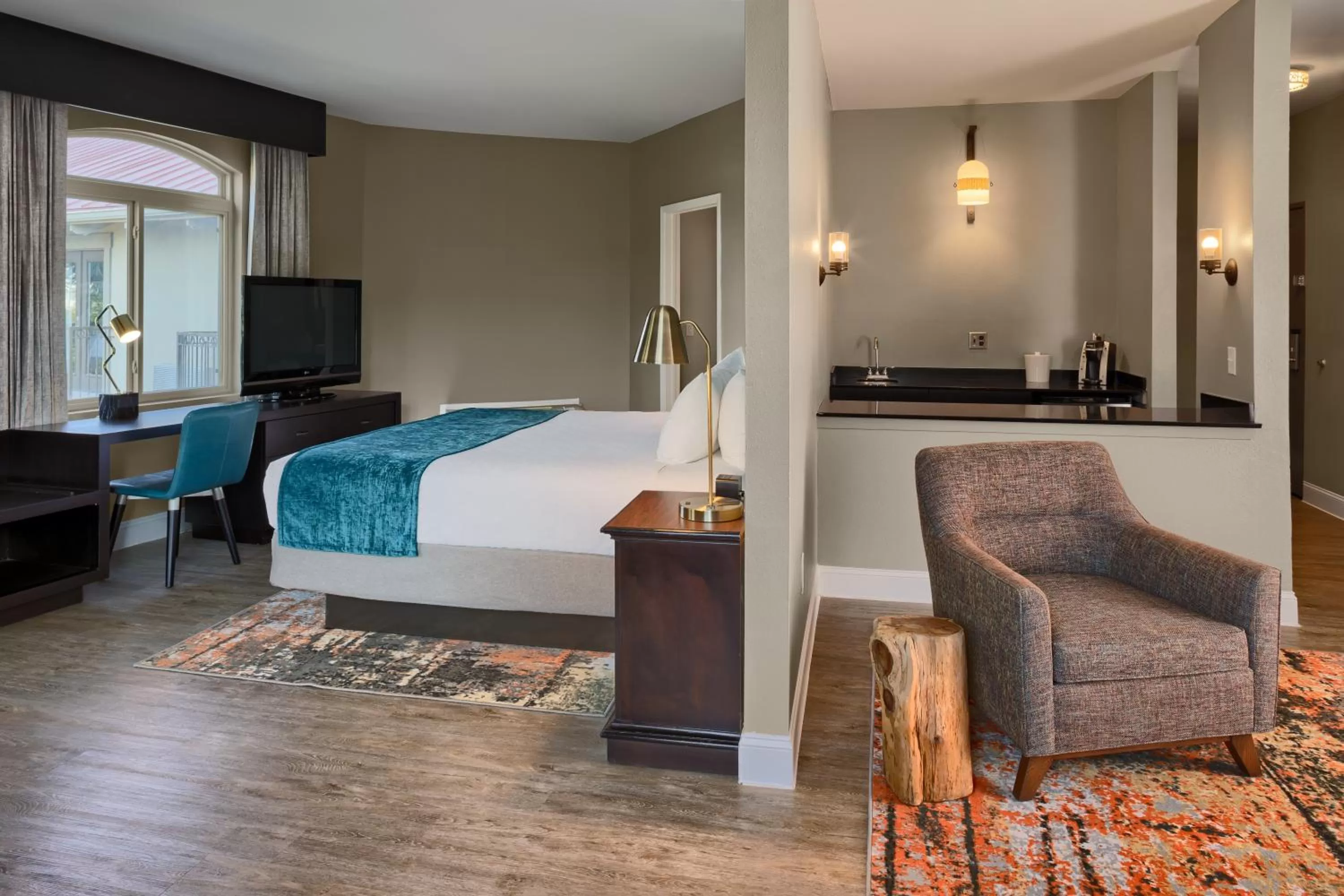 Photo of the whole room, Bed in Hotel Indigo San Antonio Riverwalk by IHG