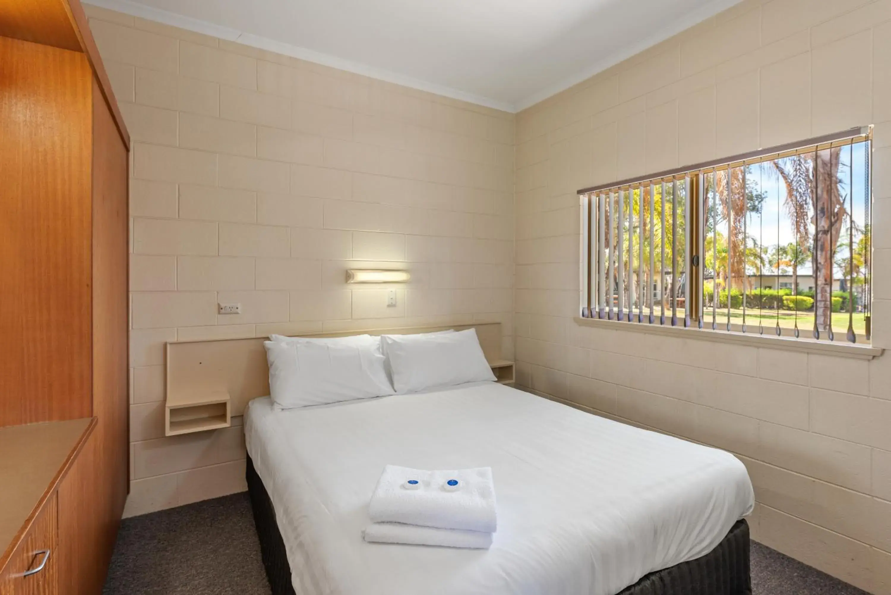 Bedroom, Bed in Discovery Parks - Lake Bonney