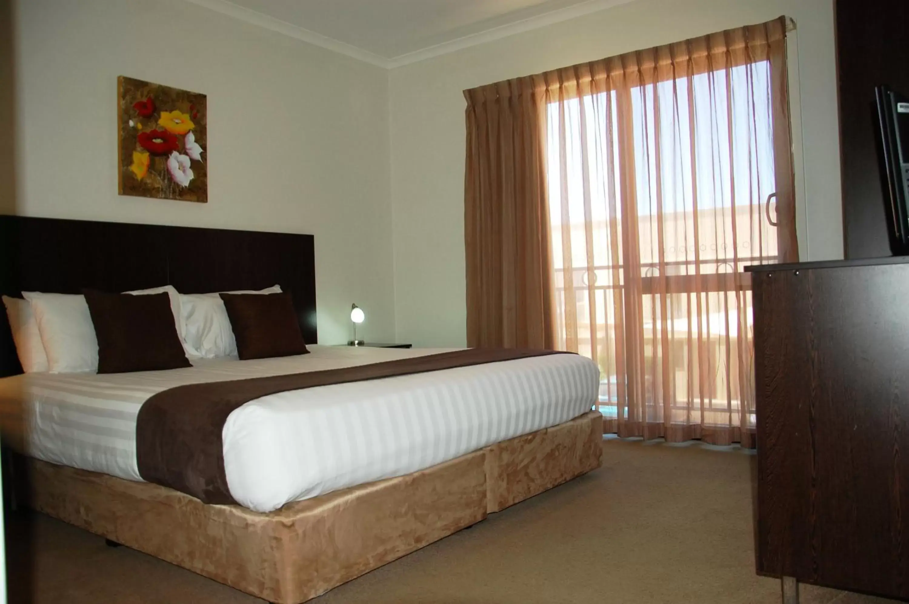 Bedroom, Bed in Mercure Hotel Mildura