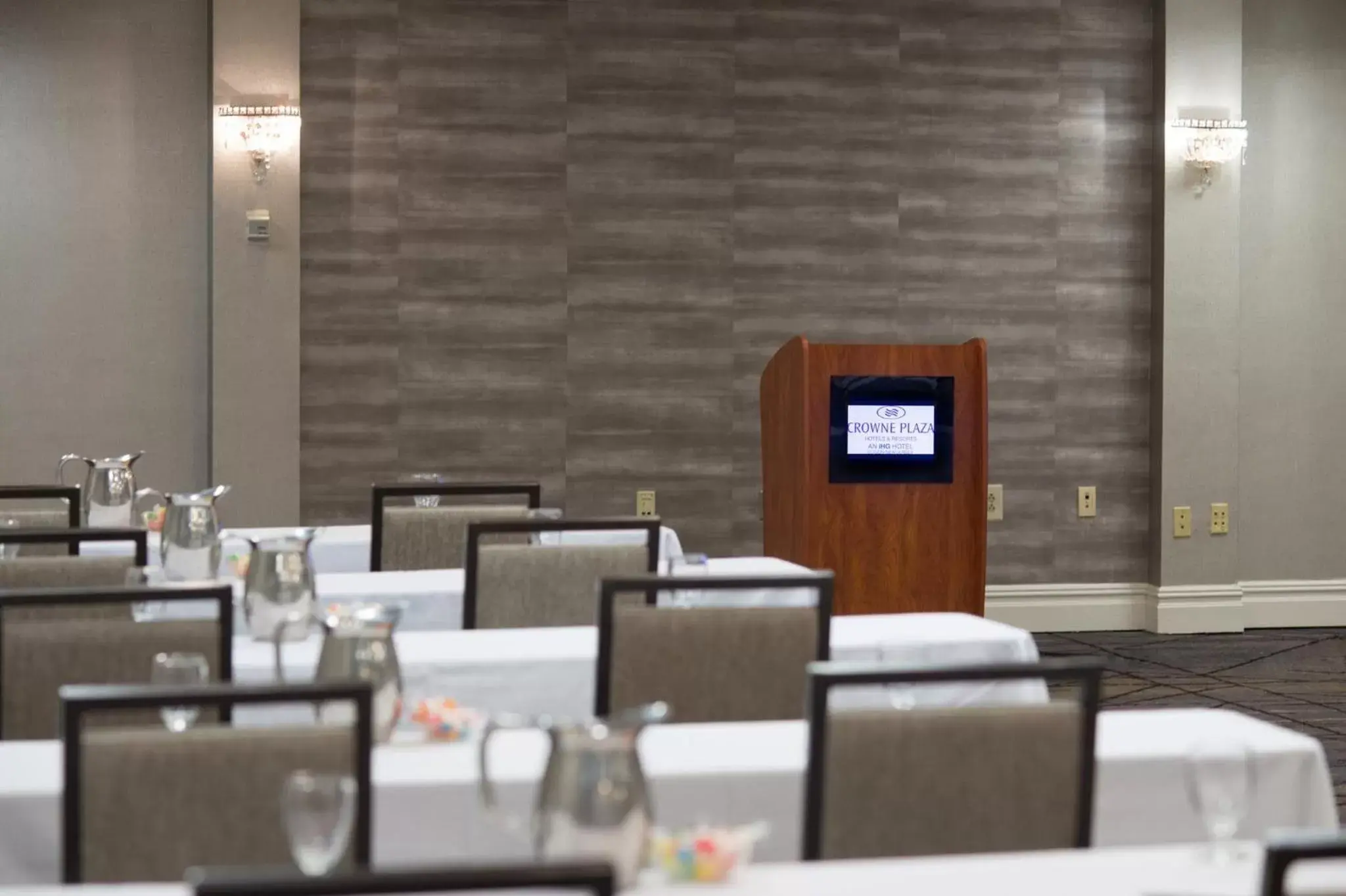 Meeting/conference room, Restaurant/Places to Eat in Crowne Plaza Edison, an IHG Hotel