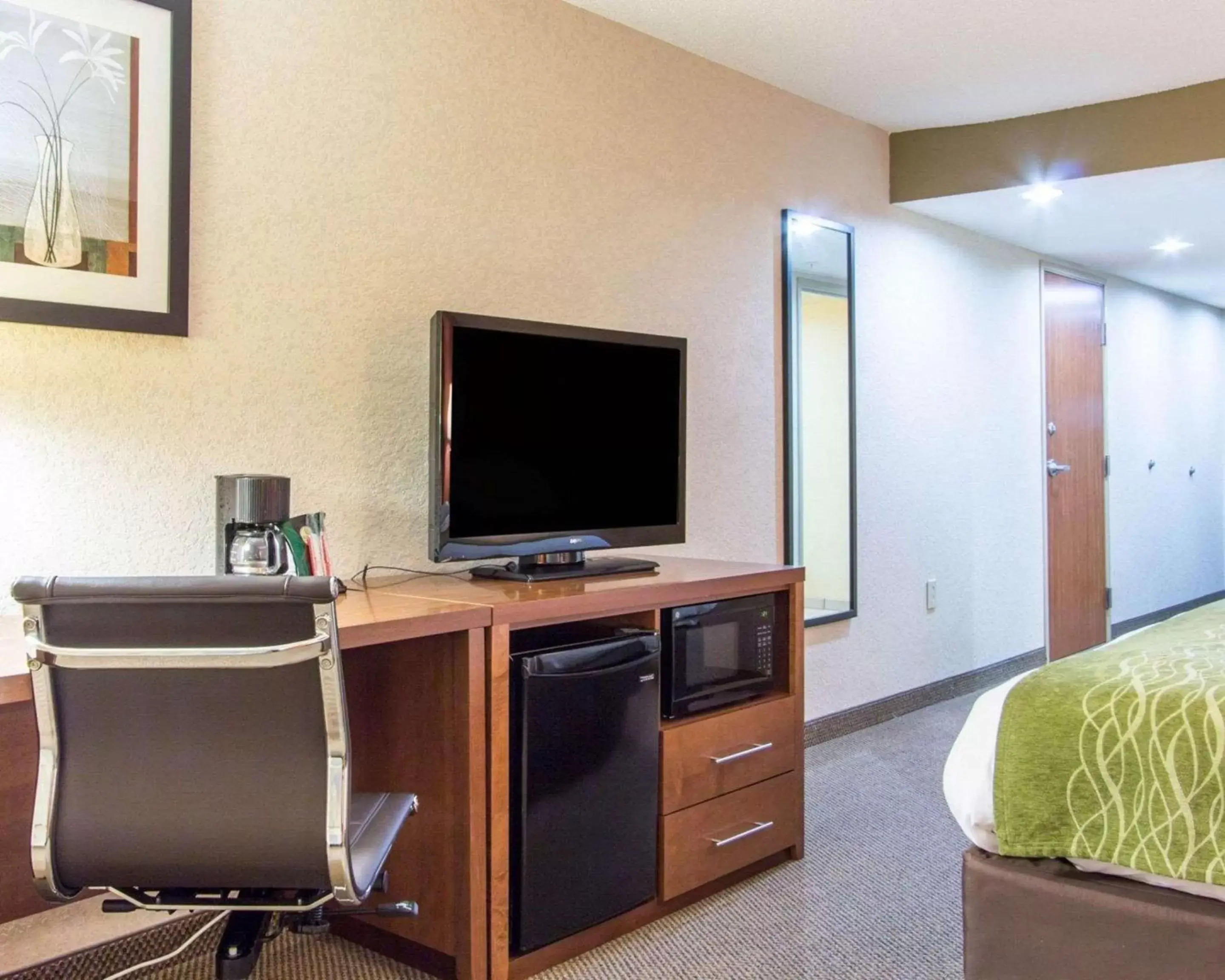 Photo of the whole room, TV/Entertainment Center in Comfort Inn & Suites Airport Convention Center