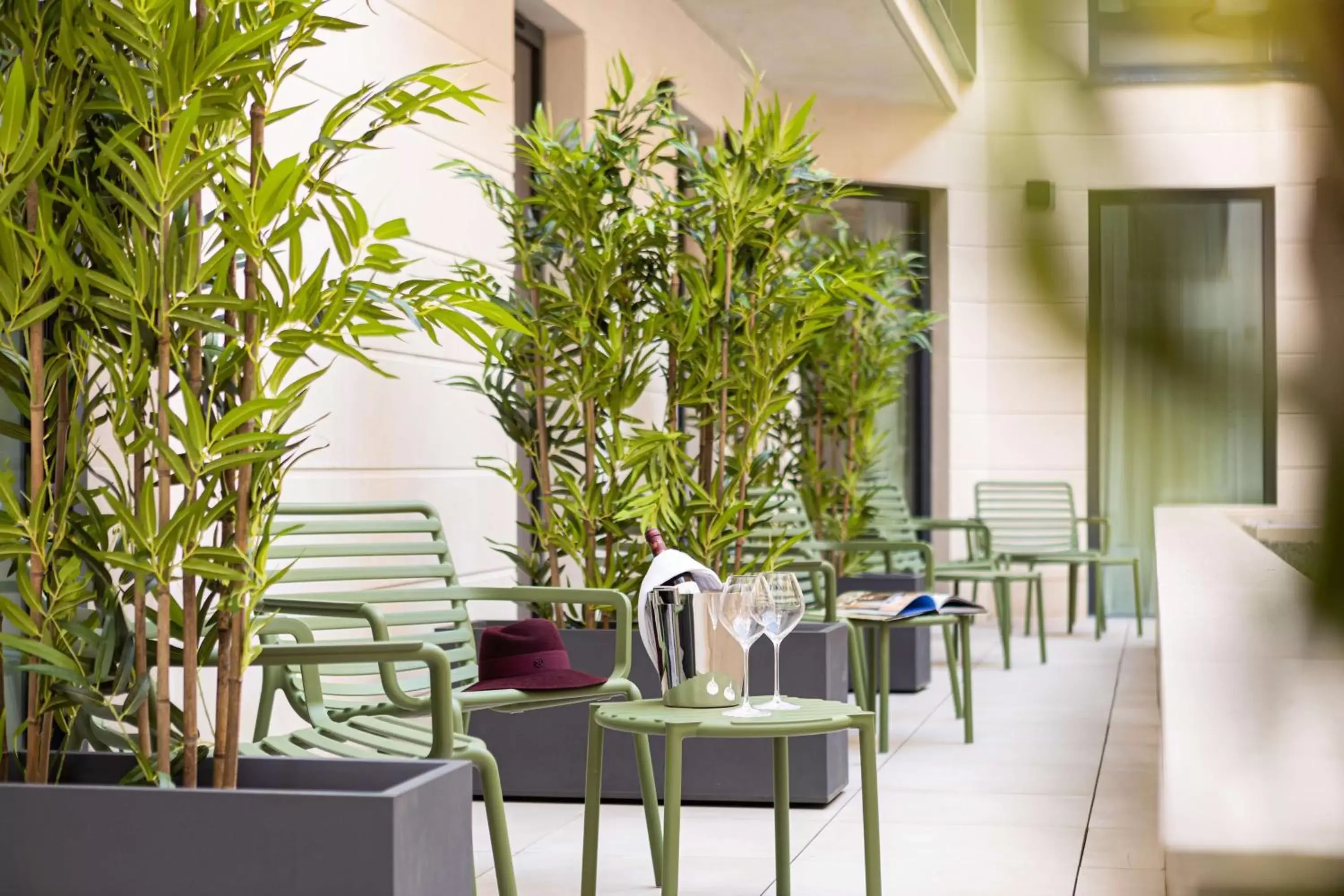 Garden, Restaurant/Places to Eat in Hotel Yac Paris Clichy, a member of Radisson Individuals