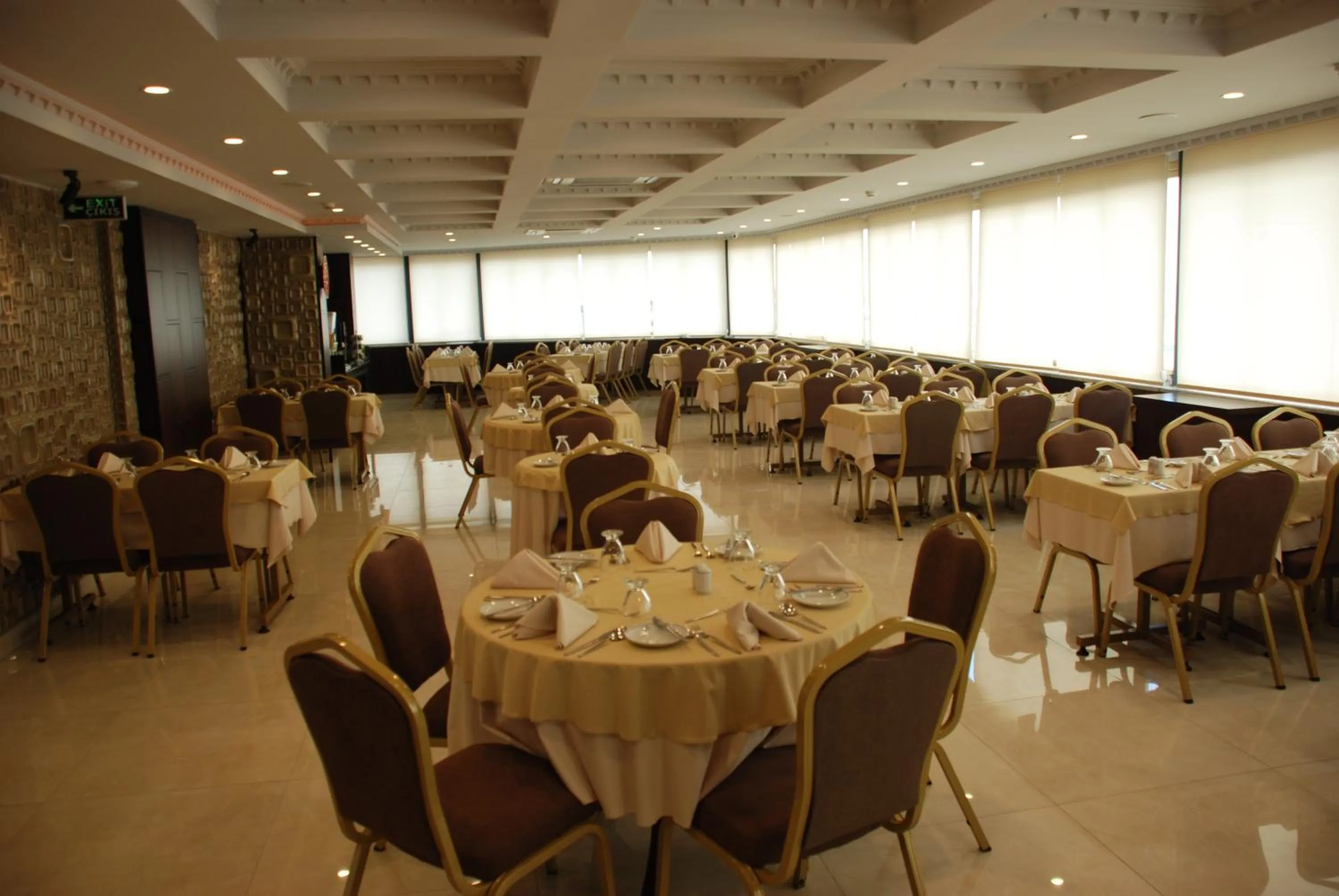 Restaurant/places to eat in Fuar Hotel