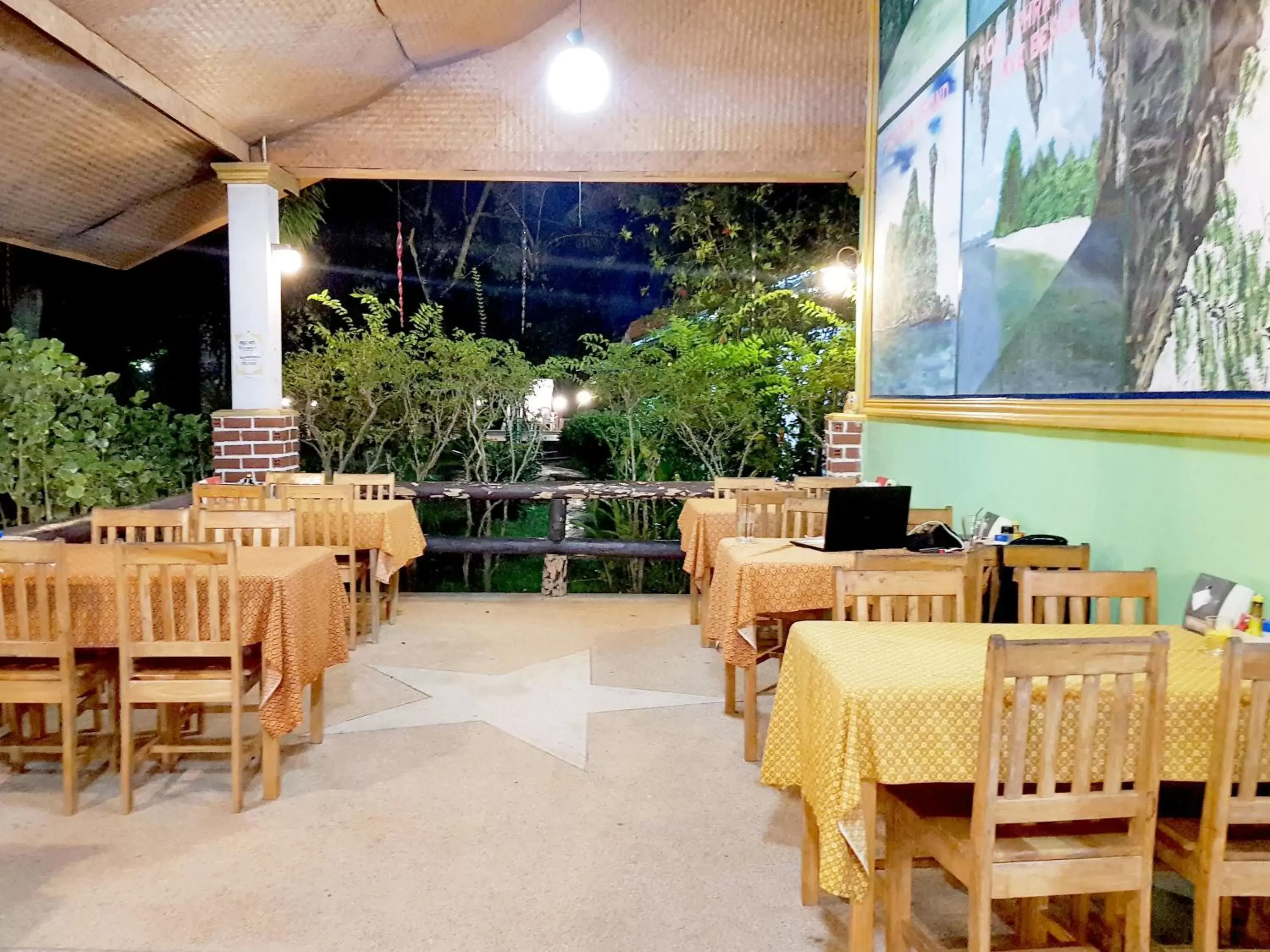 Restaurant/Places to Eat in Mild Garden View Resort