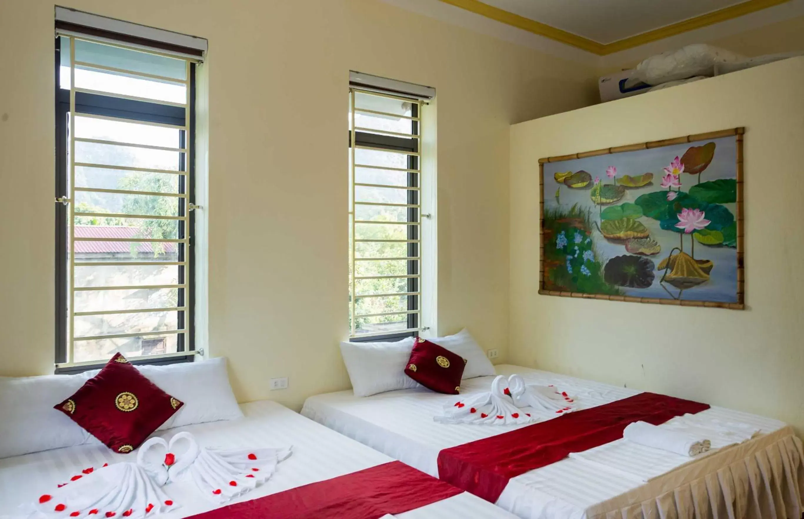 Quadruple Room with Mountain View in Hang Mua Central Homestay Quadruple Room with Mountain View in Hang Mua Central Homestay