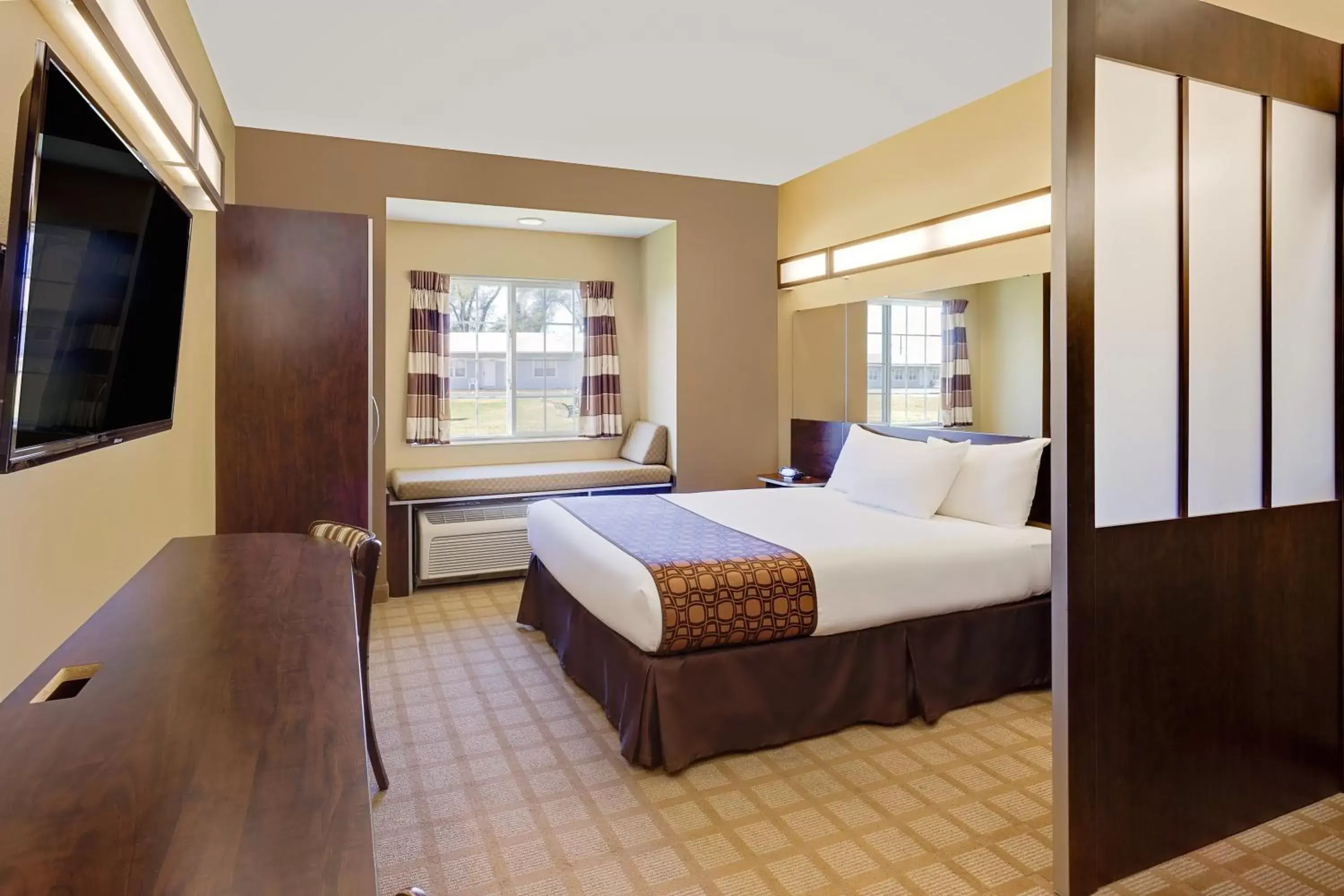 Bed in Microtel Inn & Suites by Wyndham Prairie du Chien