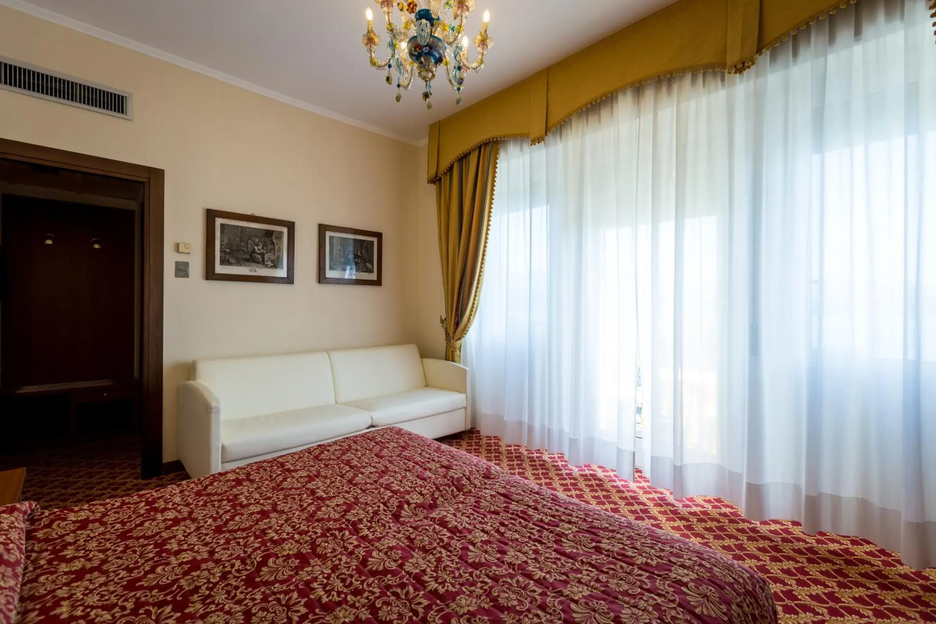 Photo of the whole room, Bed in Hotel Milan Speranza Au Lac