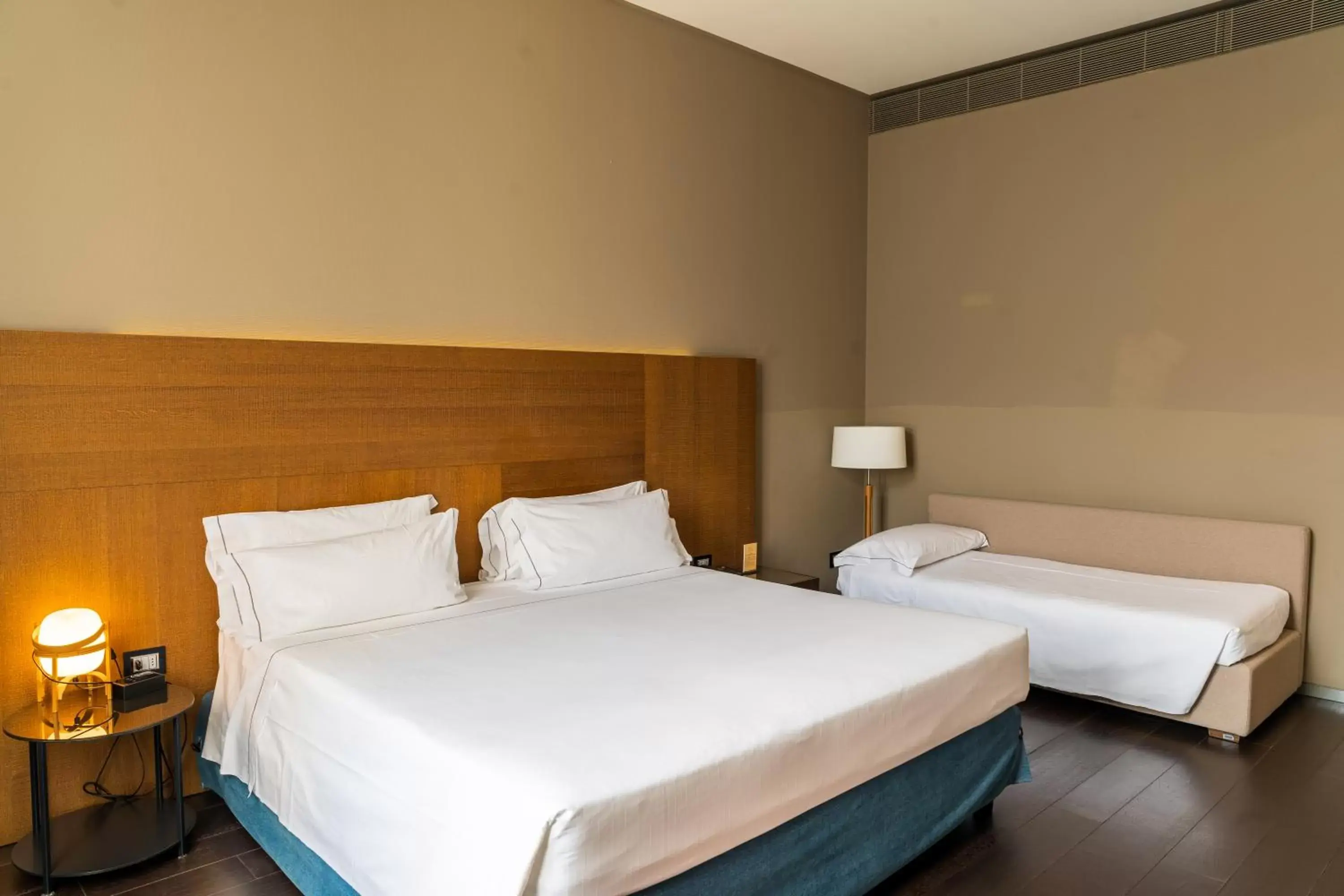 Property building, Bed in Grand Hotel Billia