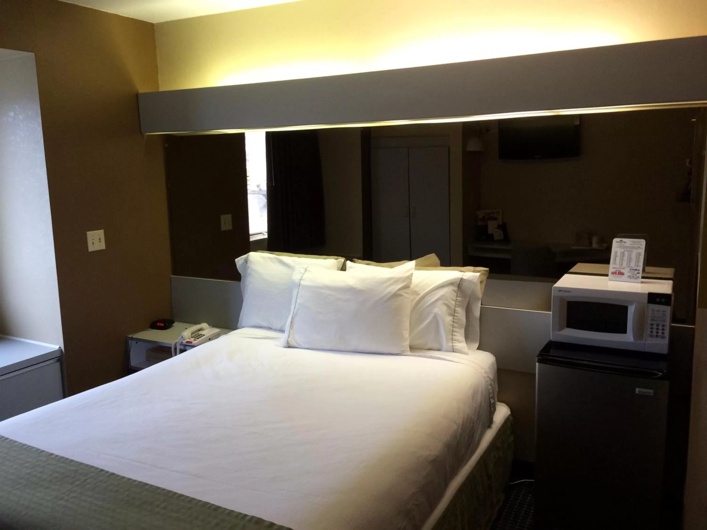 Queen Room with Bath Tub and Grab Bars - Mobility/Hearing Accessible - Non-Smoking in Microtel Inn by Wyndham Henrietta