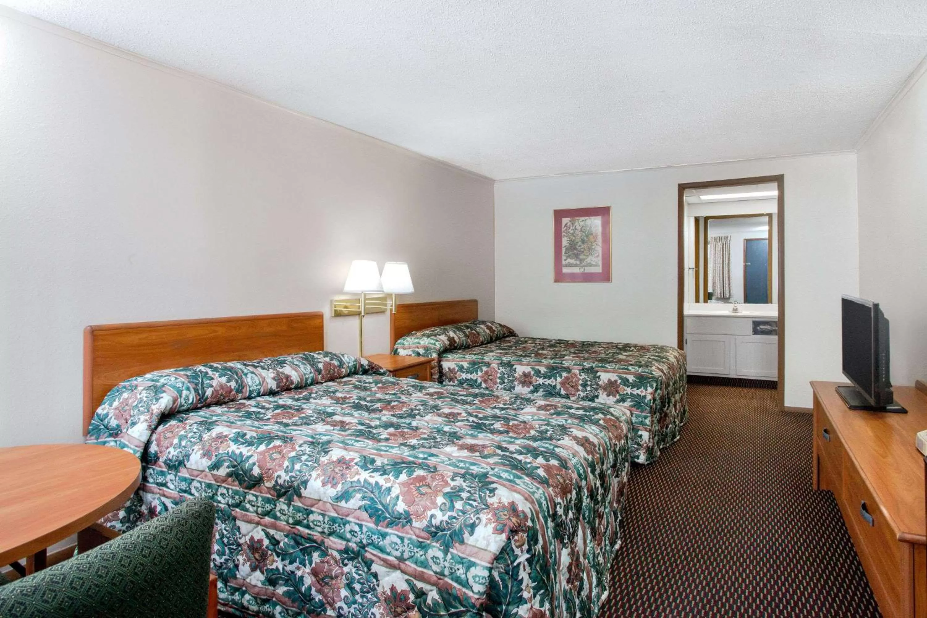 Photo of the whole room, Bed in Knights Inn Pittston
