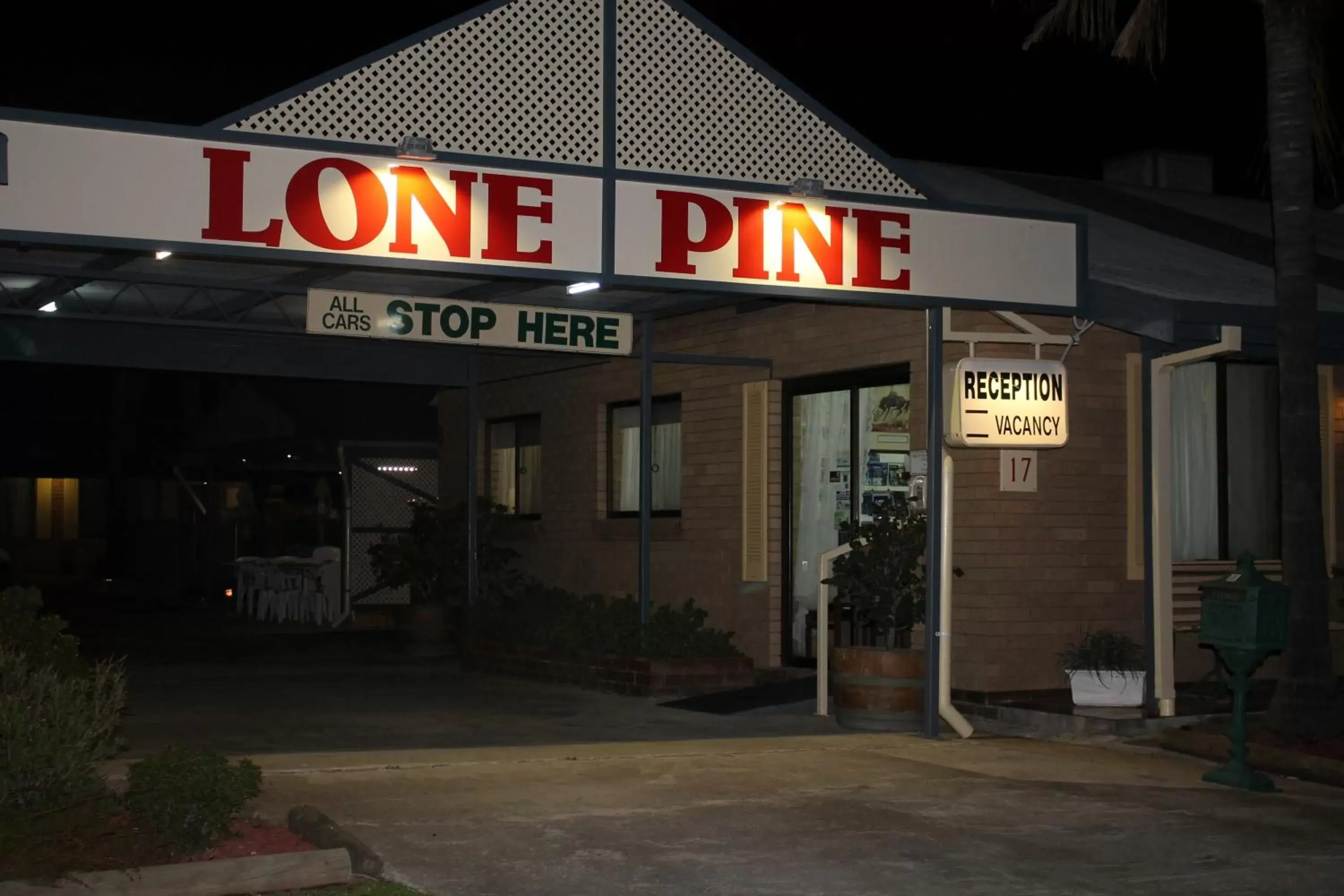 Facade/entrance in Lone Pine Motel