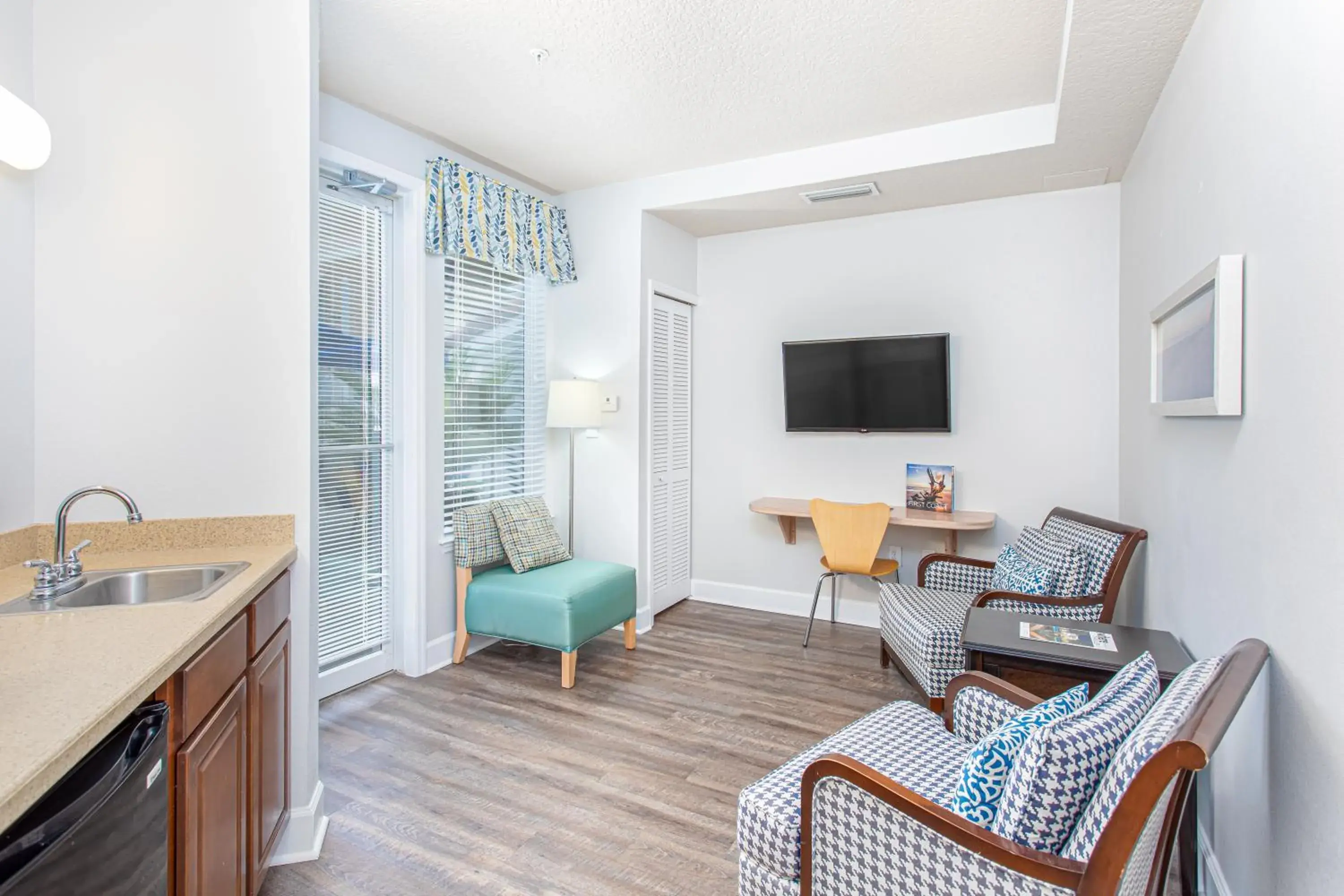 Living room, TV/Entertainment Center in Seaside Amelia Inn - Amelia Island