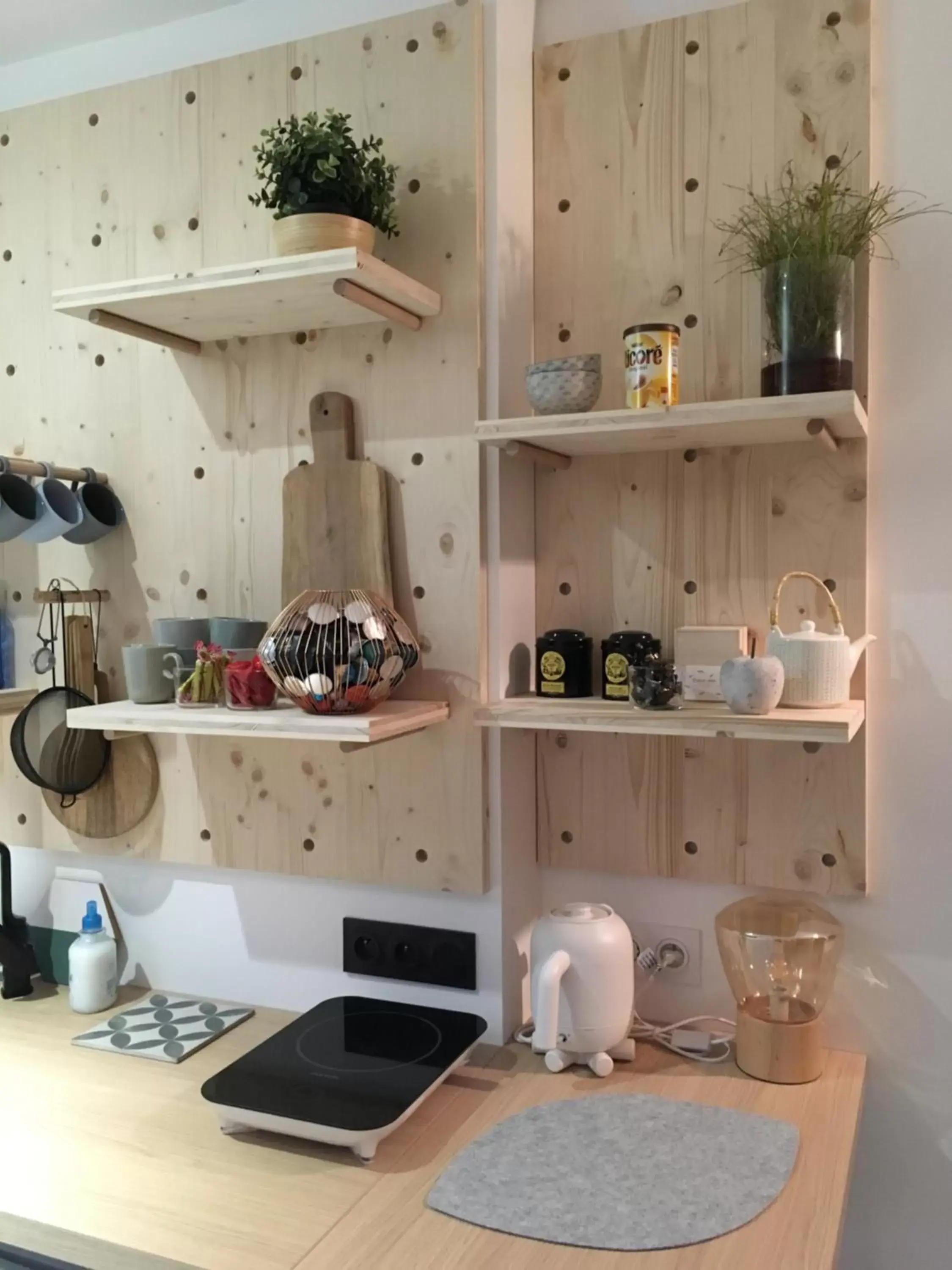 Kitchen or kitchenette, Kitchen/Kitchenette in La Suite de l'Abbaye - climatisation et petit dej