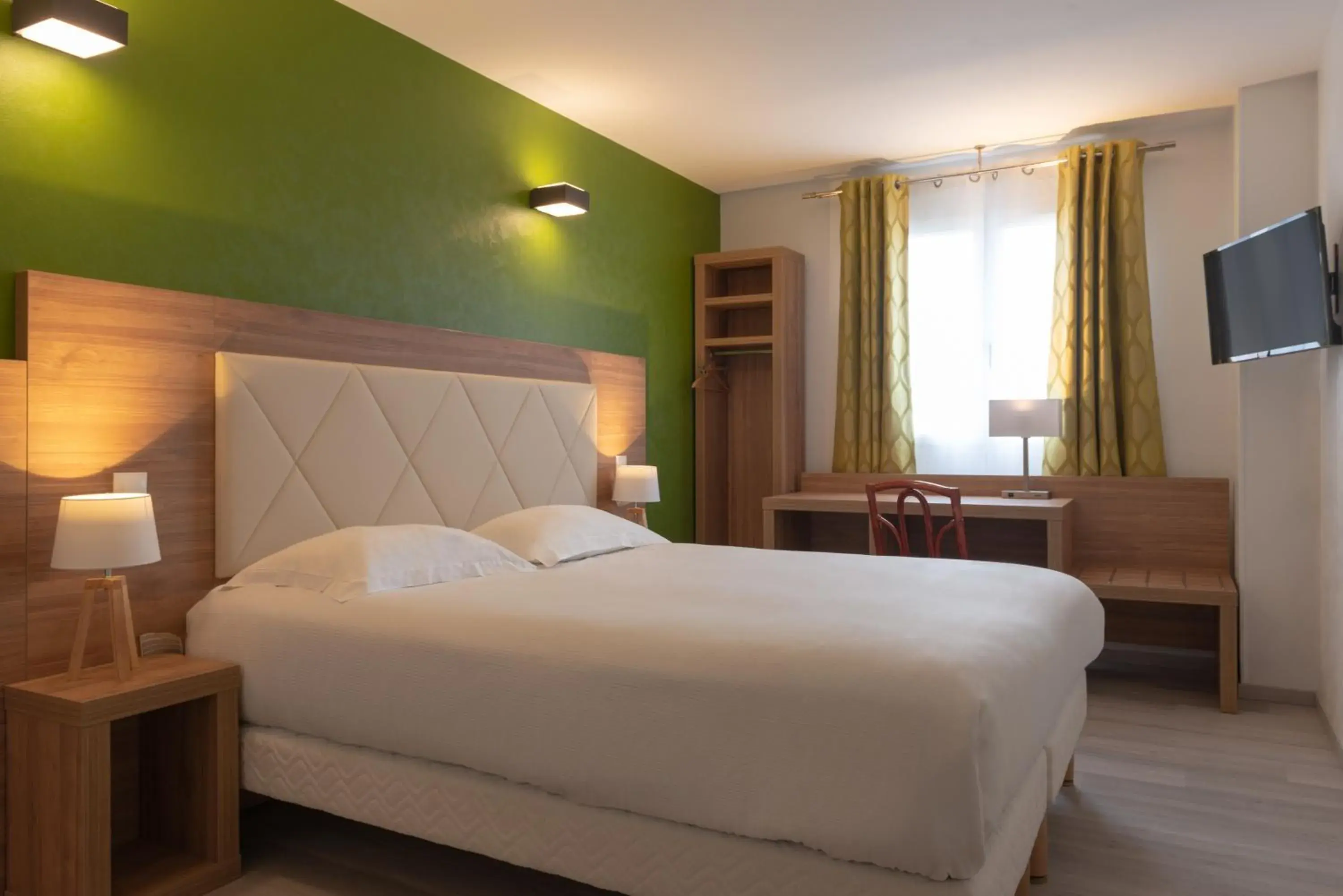 Bed in Hotel de l'Orme, Akena