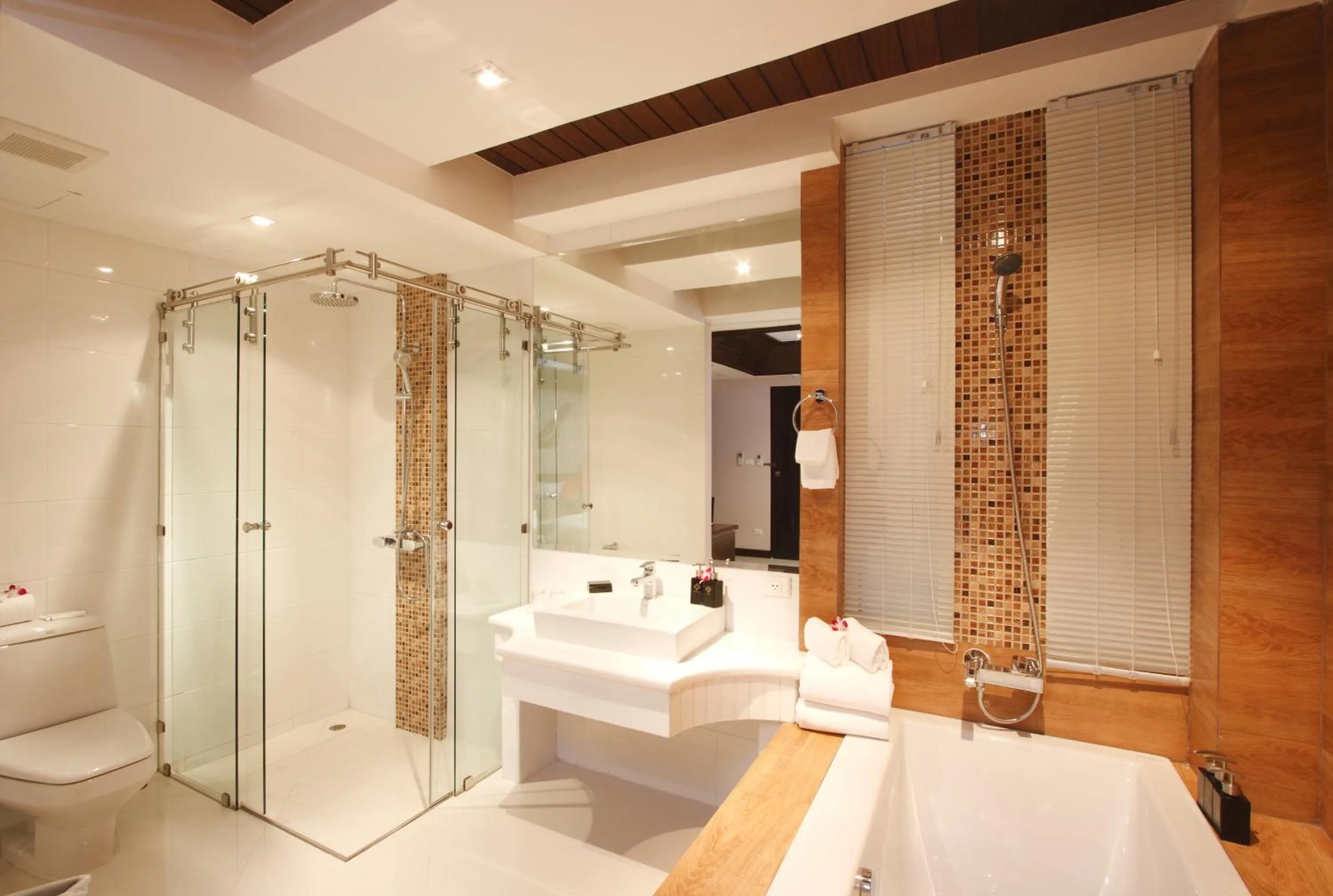 Bathroom in Rayaburi Hotel, Patong
