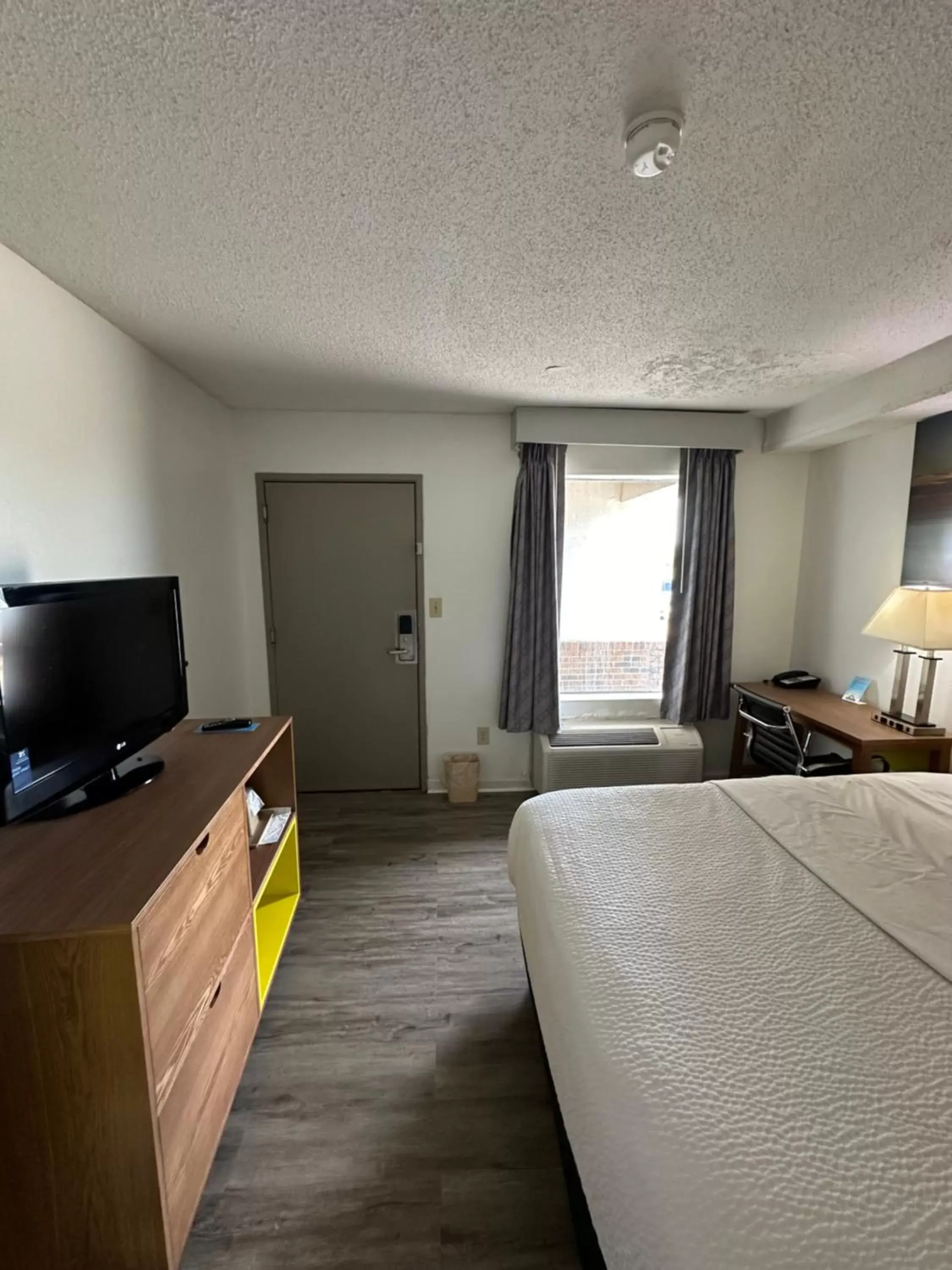Communal lounge/ TV room, TV/Entertainment Center in Days Inn by Wyndham Decatur Priceville I-65 Exit 334