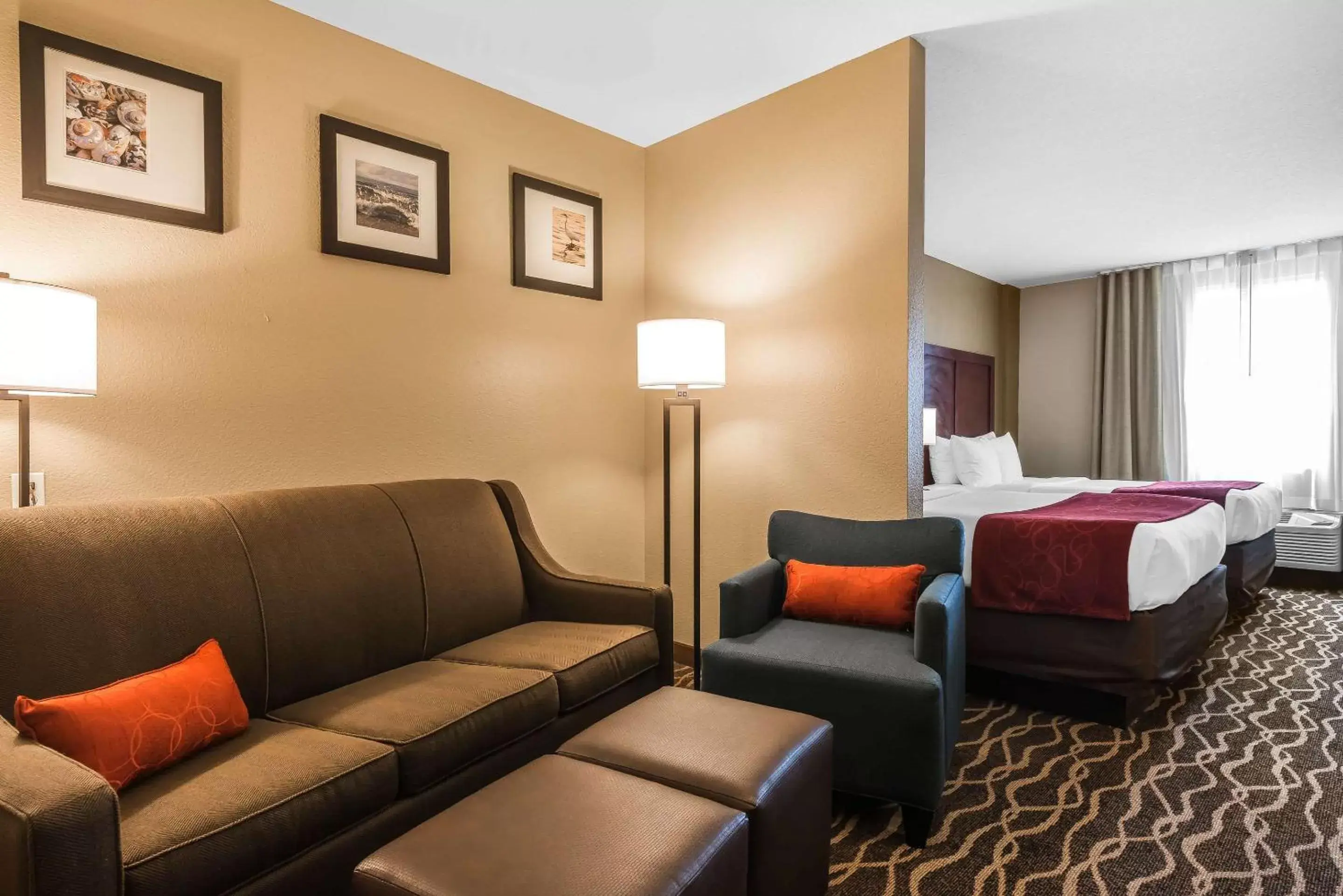 Photo of the whole room in Comfort Suites Tampa Airport North