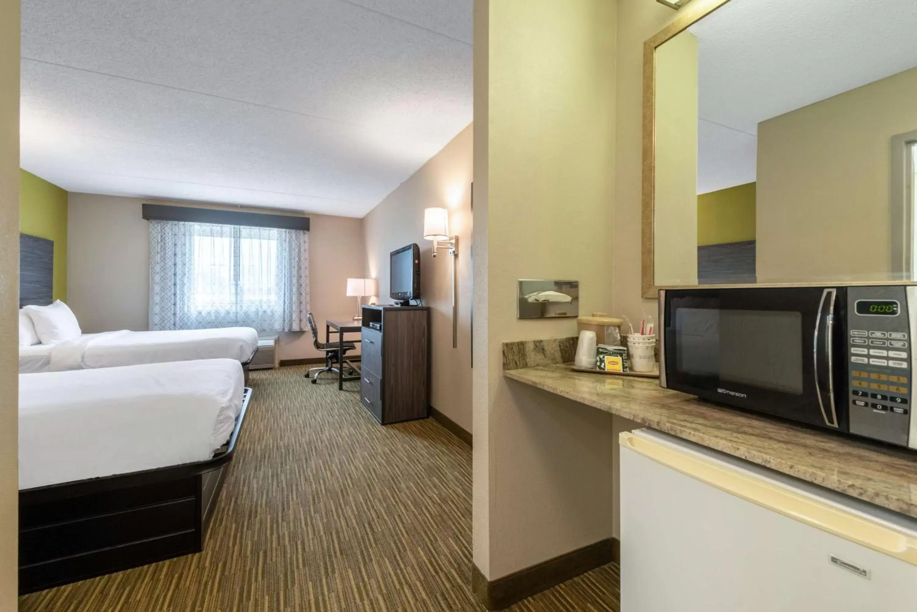 Bedroom, TV/Entertainment Center in SureStay Plus Hotel by Best Western McGuire AFB Jackson