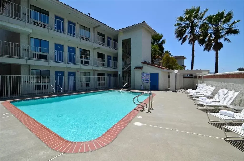 Facade/entrance, Swimming Pool in Motel 6-Fairfield, CA - Napa Valley