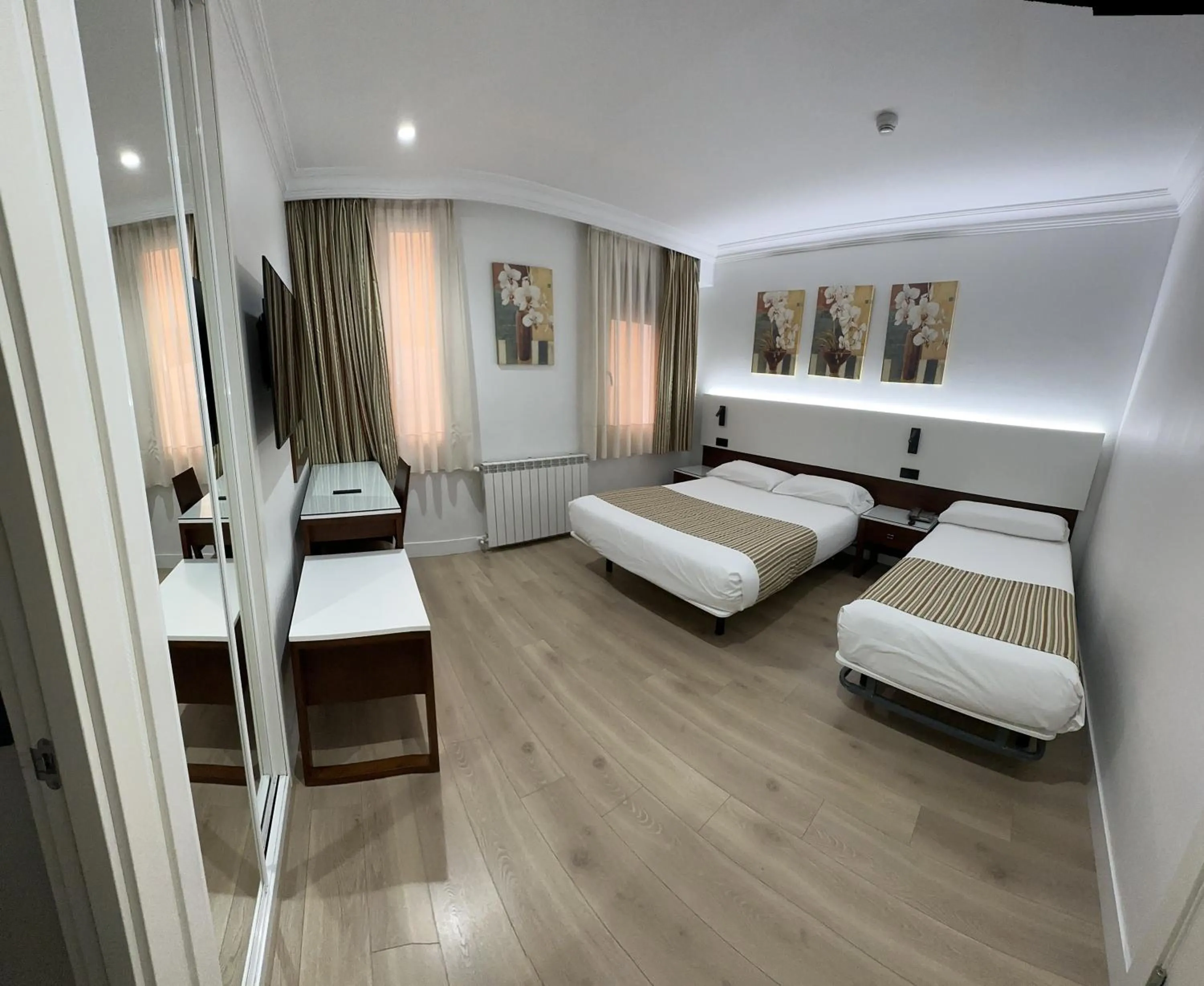 Photo of the whole room, Bed in Hostal Abadia Madrid