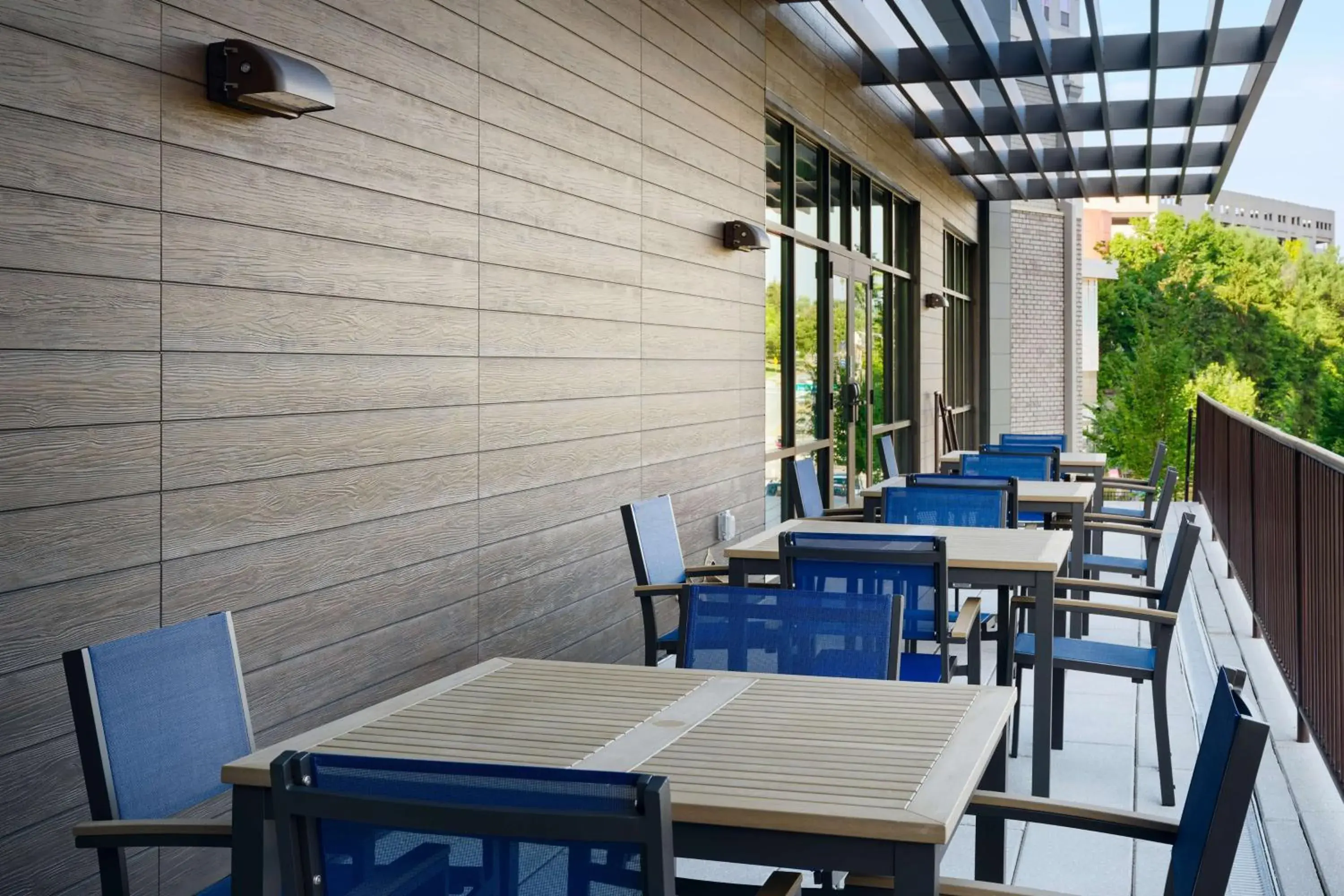 Patio, Restaurant/Places to Eat in Hampton Inn Towson Downtown