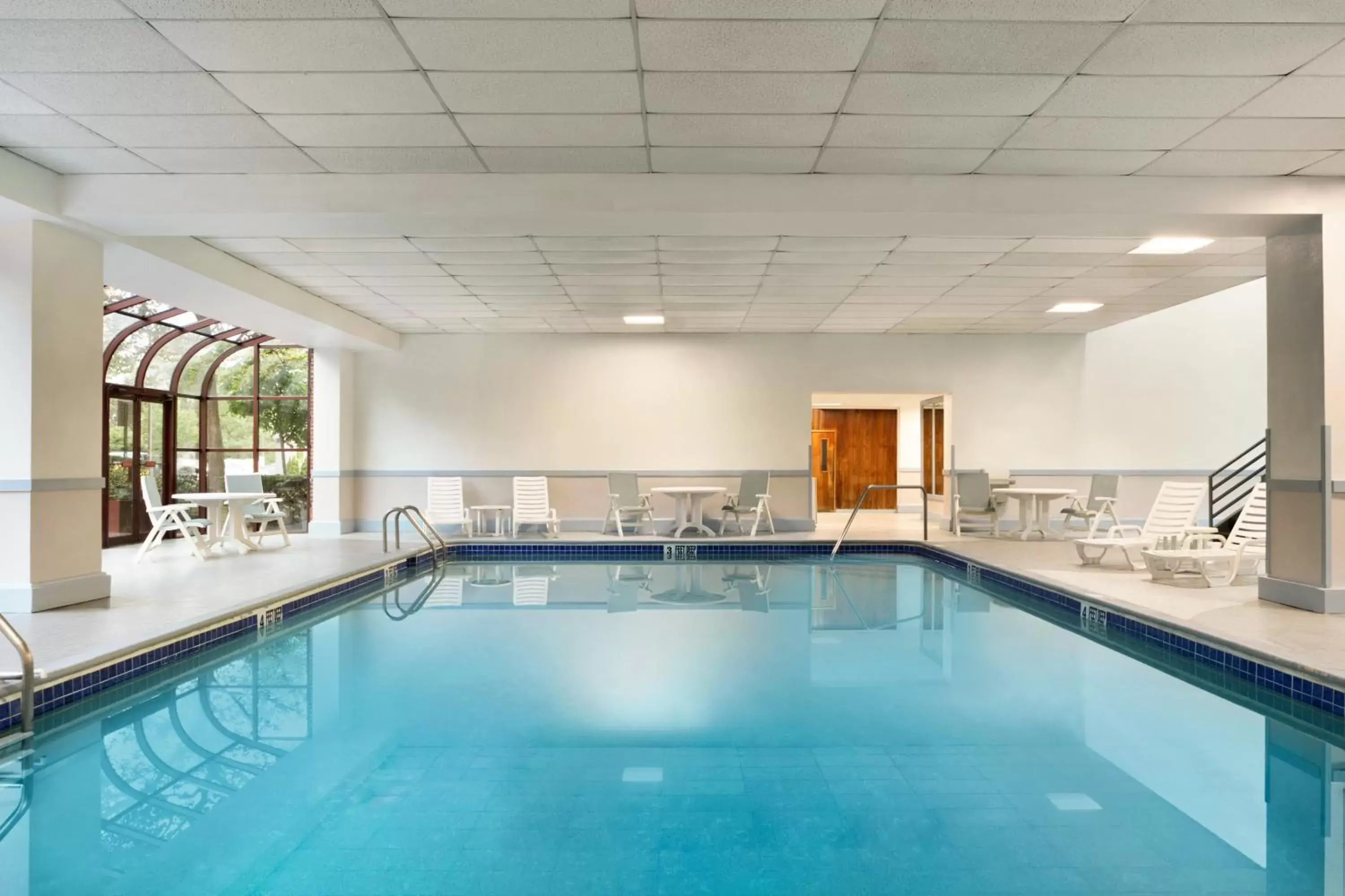 Swimming Pool in LaGuardia Plaza Hotel