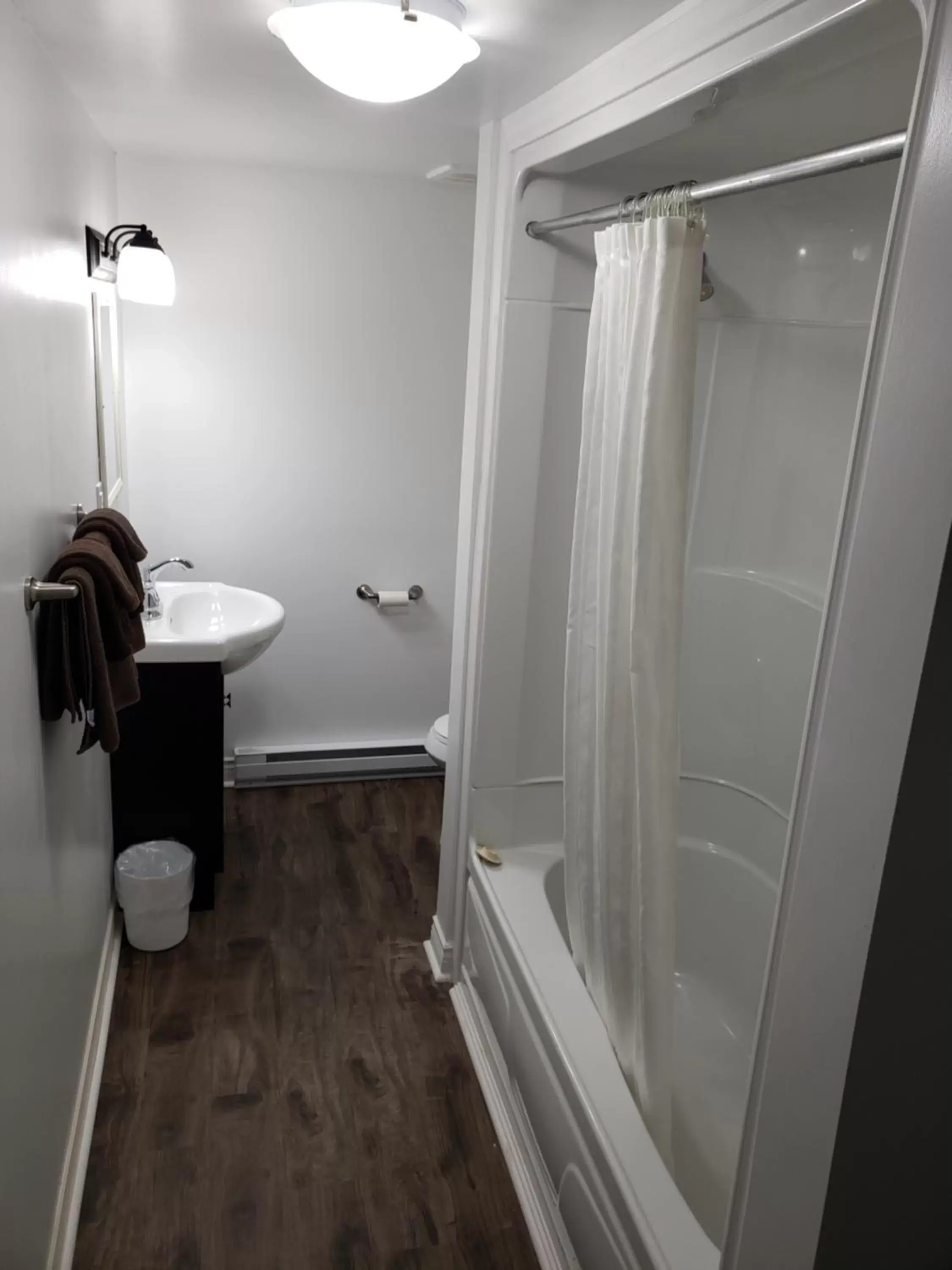 Bathroom in Homeward Inns of Canada