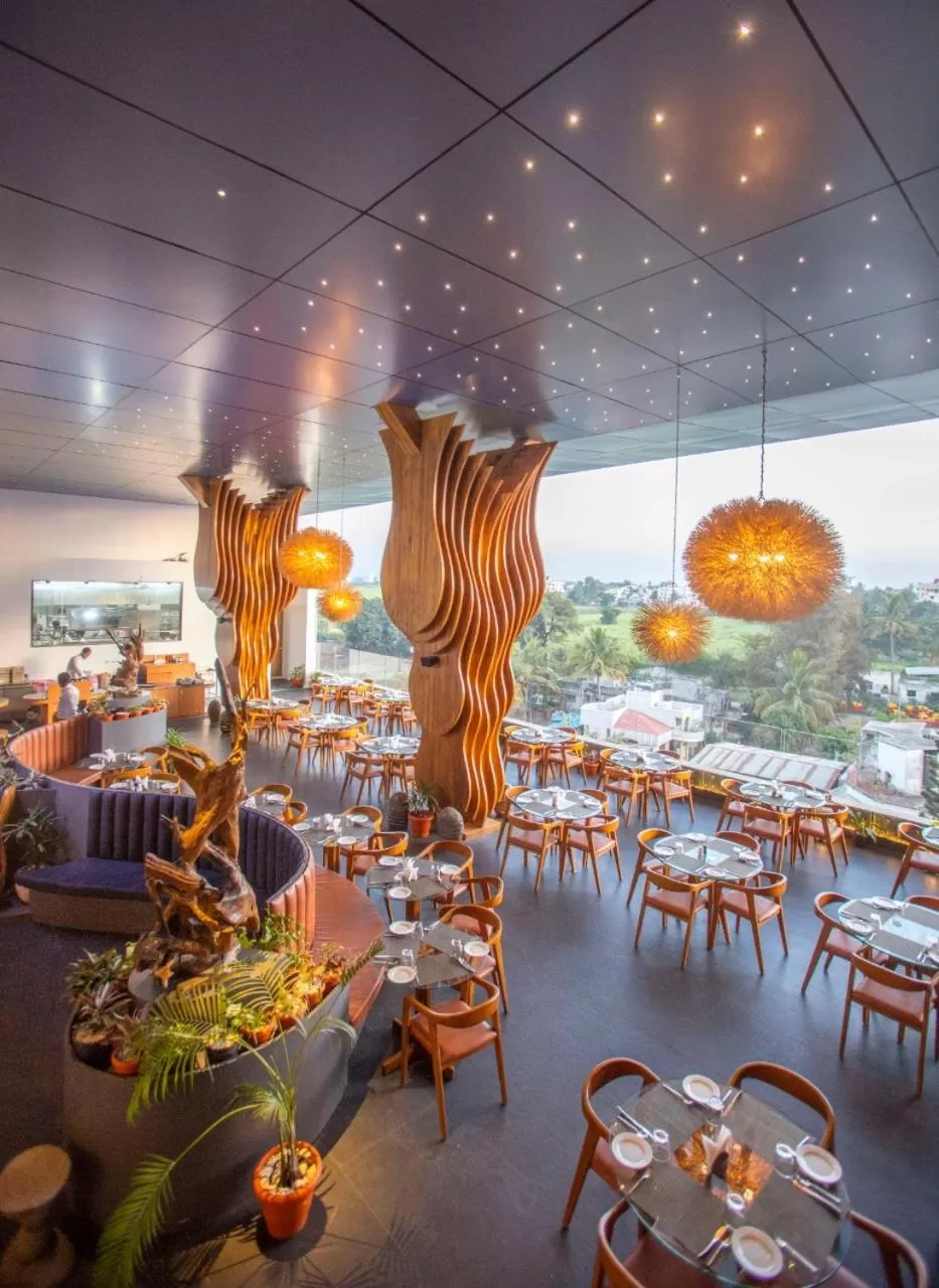 Restaurant/places to eat in Sapphire Premium Hotel & Suite