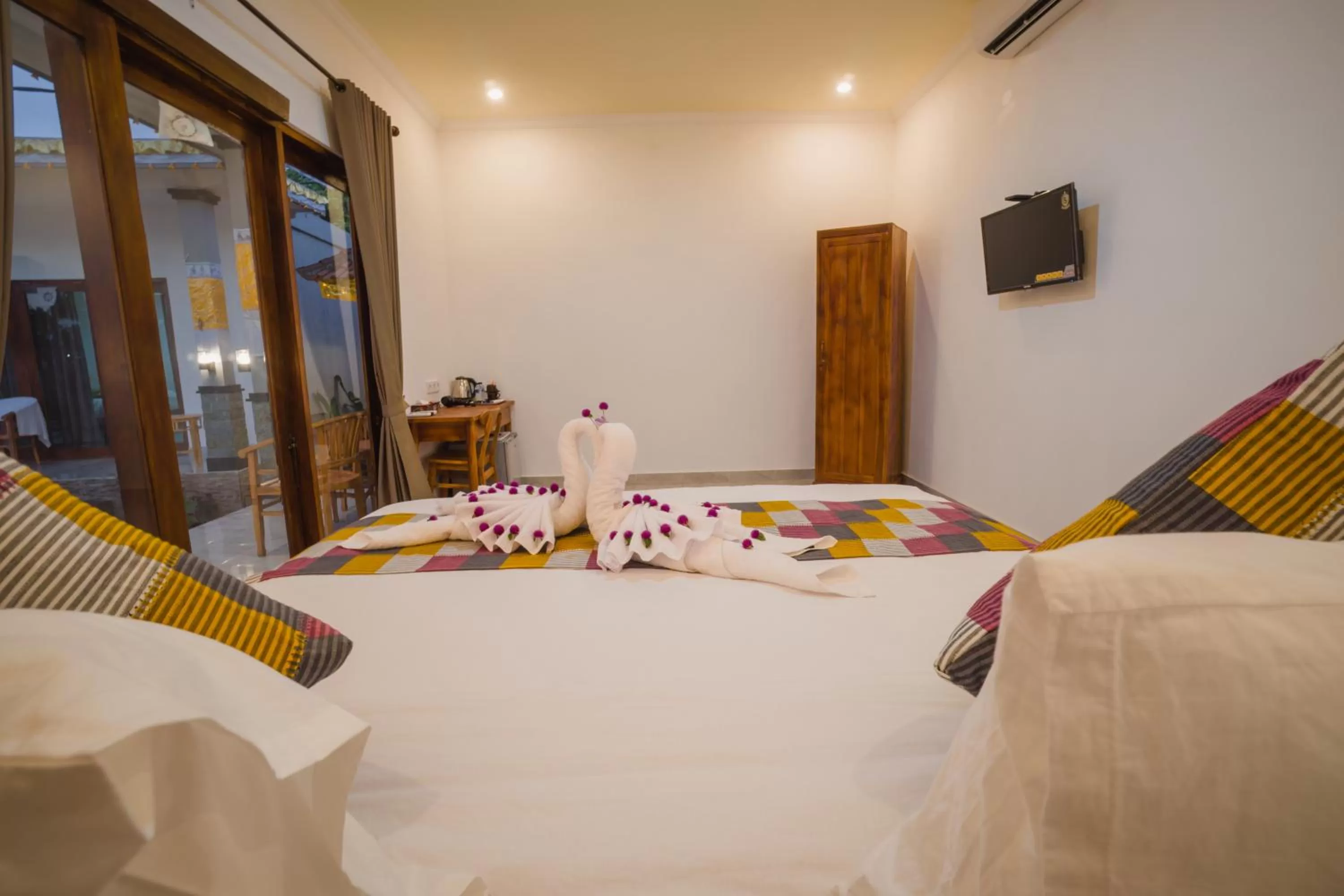 Communal lounge/ TV room, Bed in Pi Karya Beach