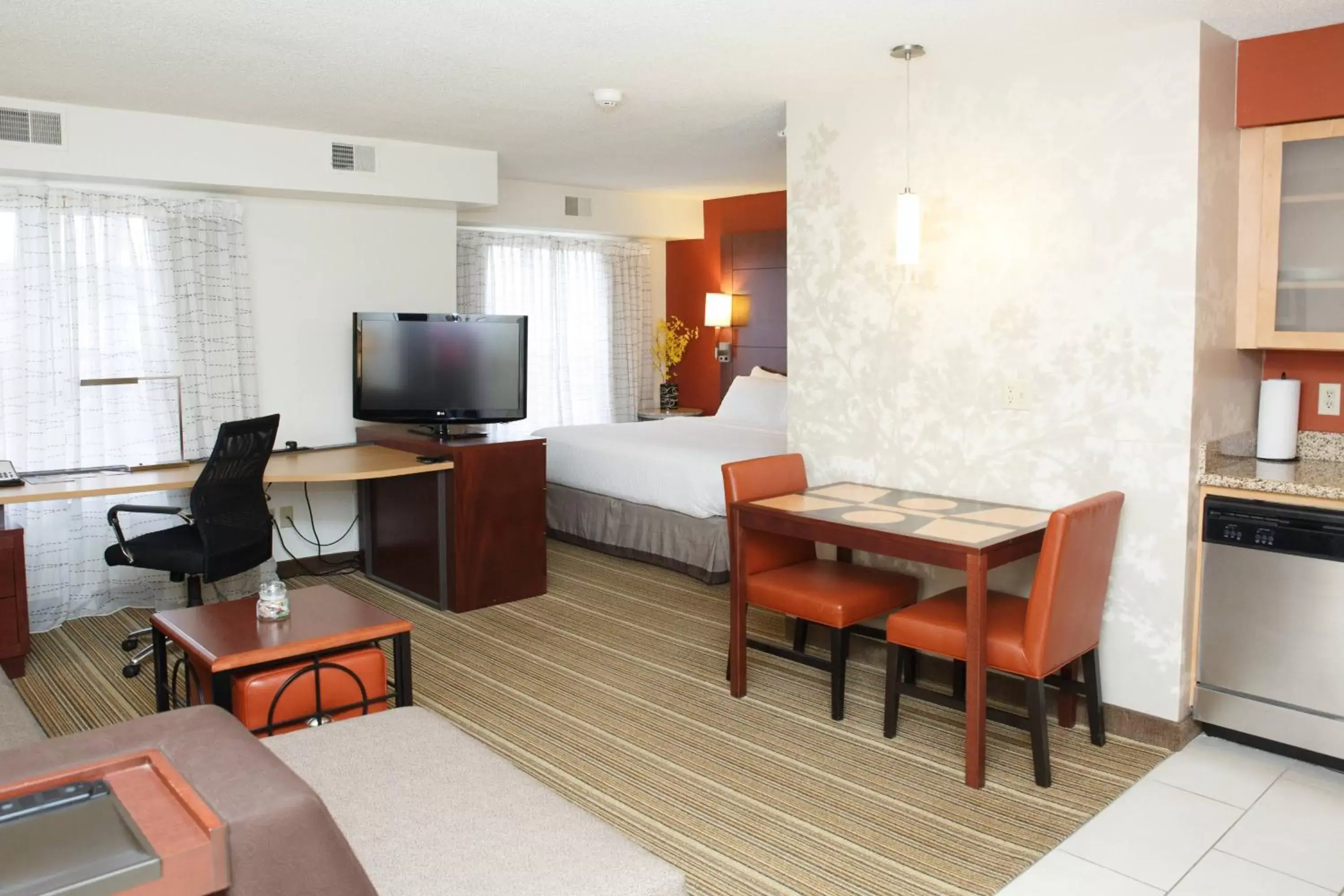 Bedroom, TV/Entertainment Center in Residence Inn Appleton