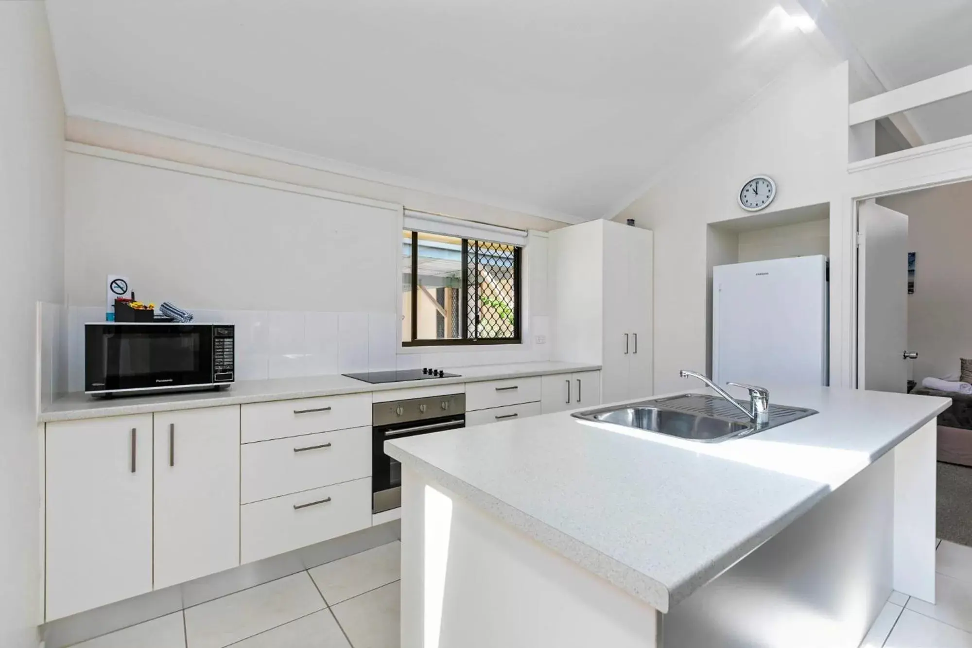 Kitchen/Kitchenette in Wolngarin Holiday Resort Noosa