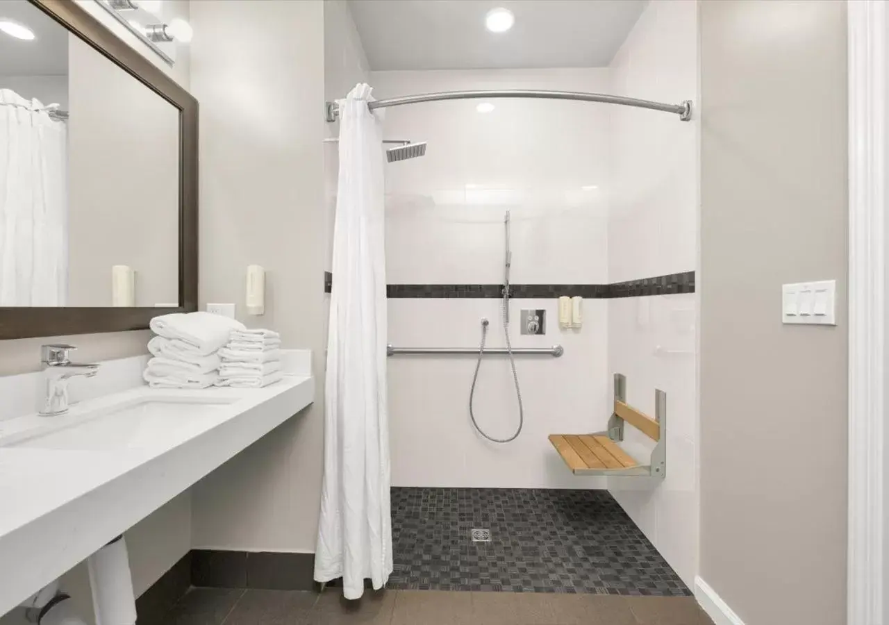 Bathroom in Rodeway Inn & Suites San Francisco - Great Highway