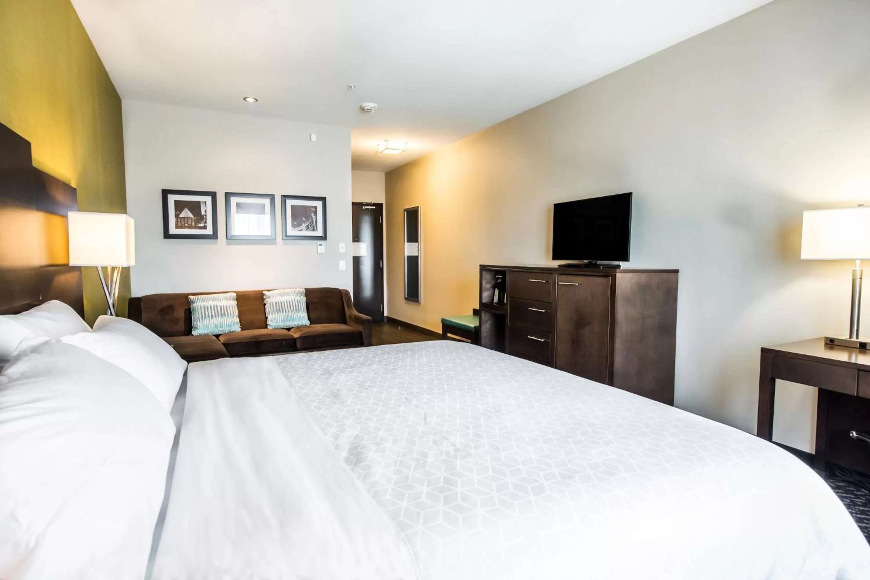 Photo of the whole room, Bed in Holiday Inn Express & Suites Spruce Grove - Stony Plain by IHG
