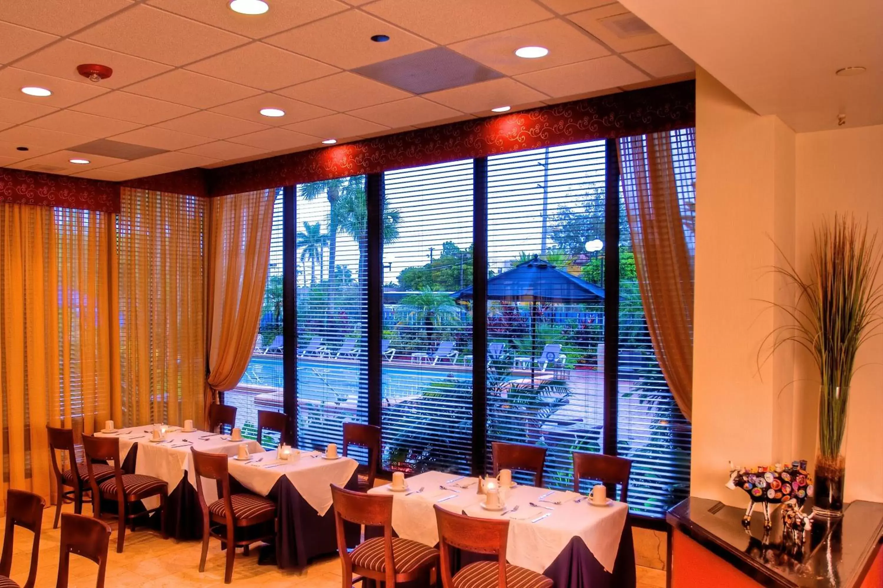 Restaurant/Places to Eat in Regency Miami Airport by Sonesta