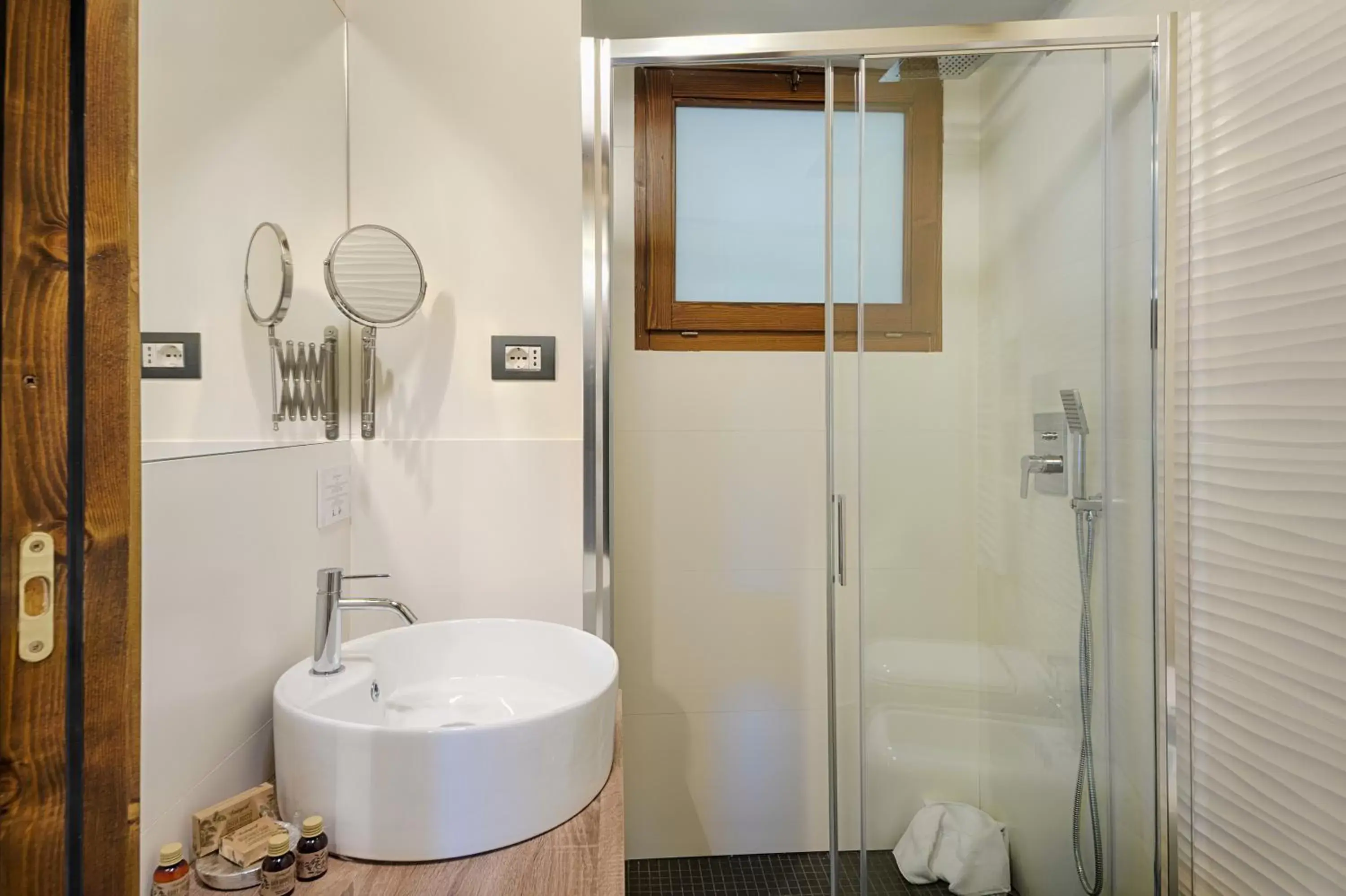Shower, Bathroom in Centosedici Rooms