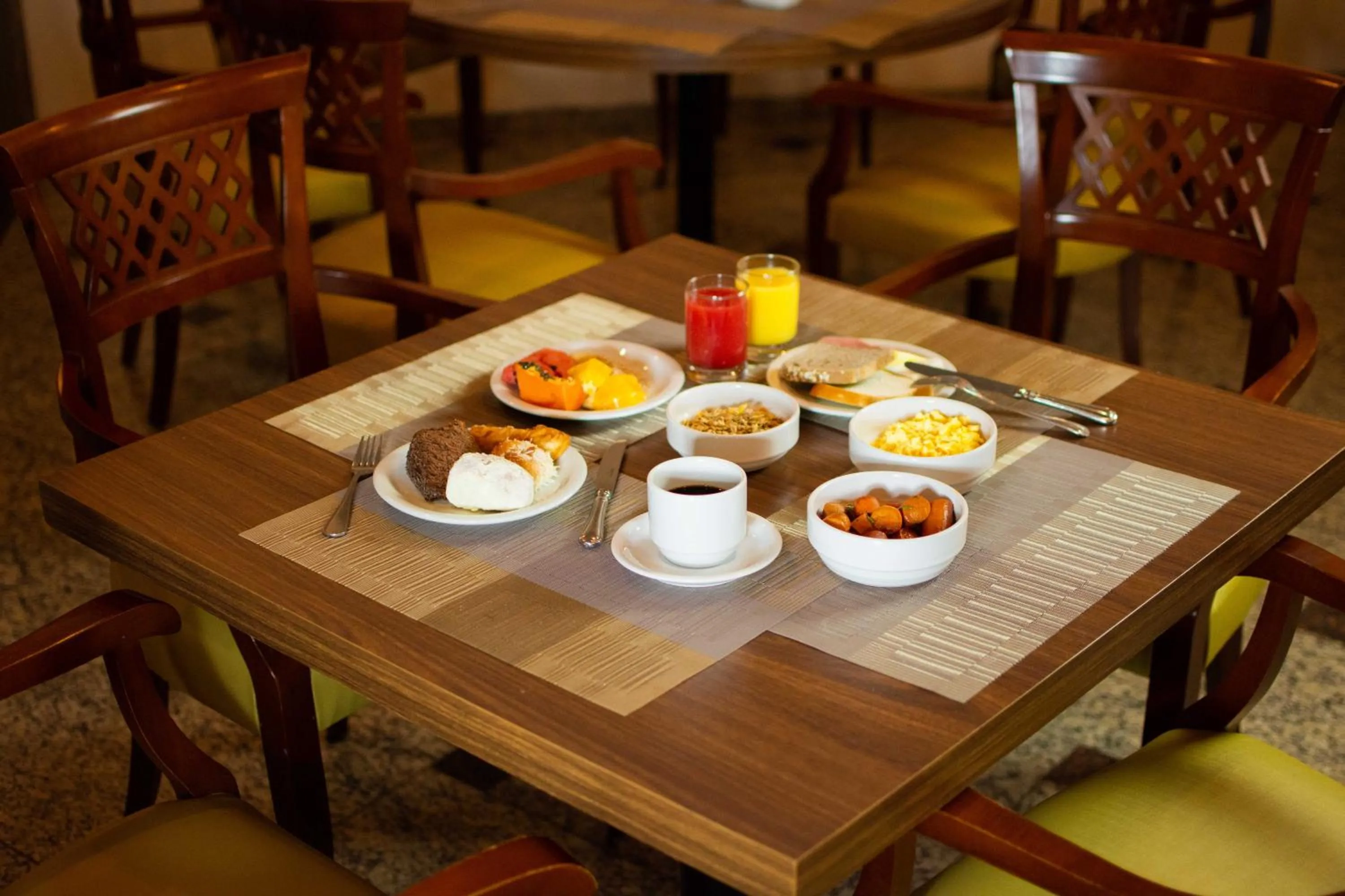 Breakfast in Hotel Golden Park Internacional Foz & Convenções By Nacional Inn