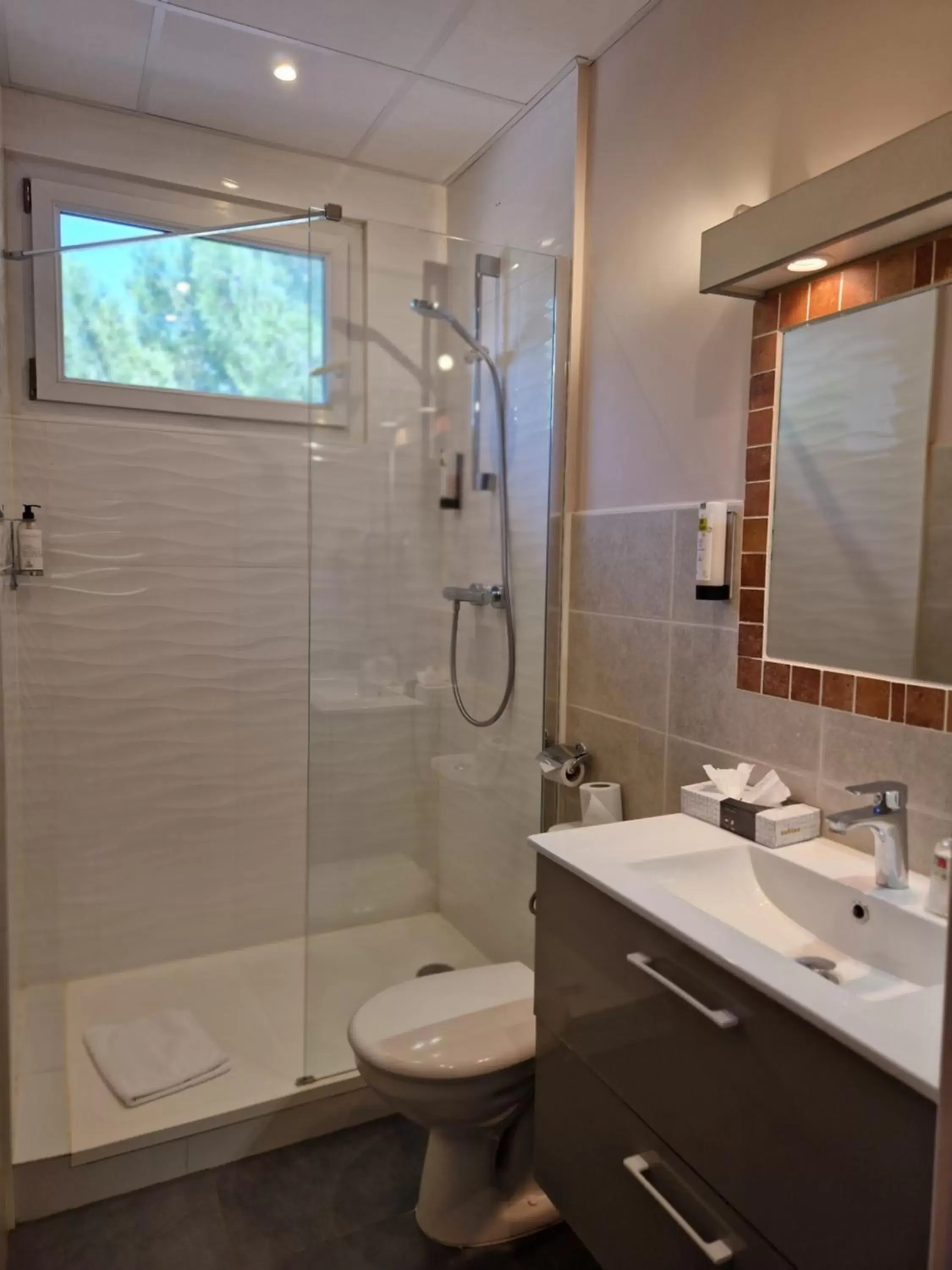 Bathroom in Logis VIGNES BLANCHES*** Hôtel Cosy et restaurant de terroir