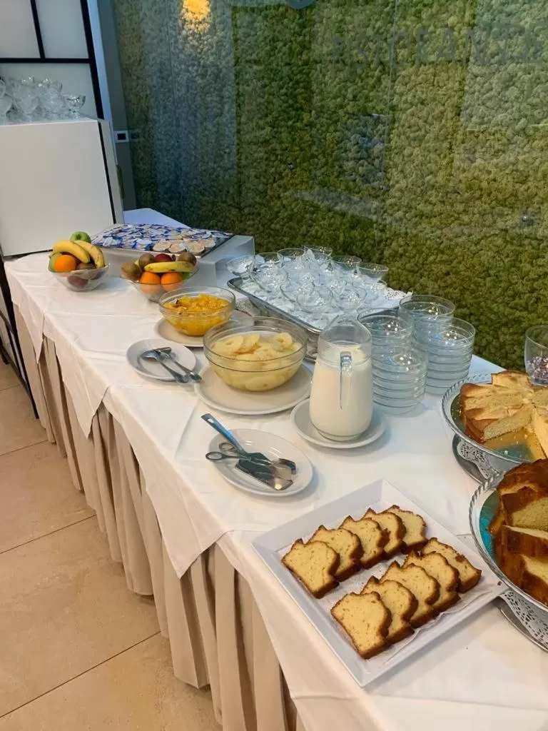 Buffet breakfast in Ele Green Park Hotel Pamphili