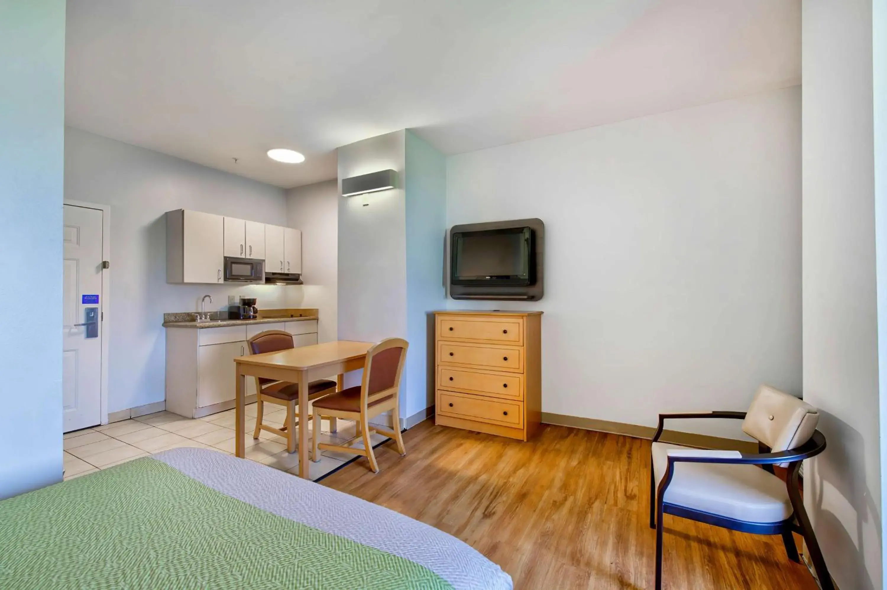 Bedroom, Seating Area in Studio 6-Sulphur, LA