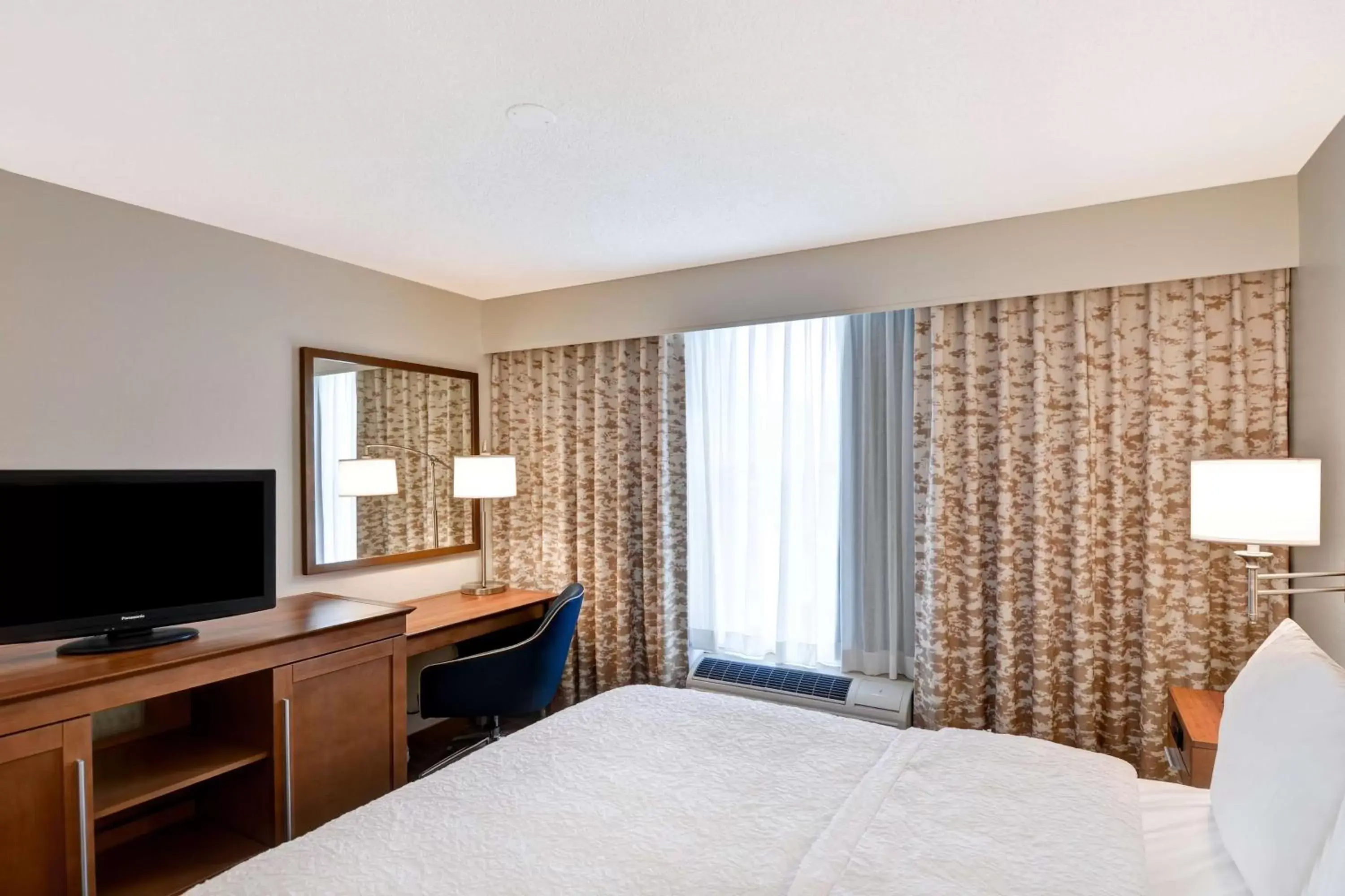 Bedroom, Bed in Hampton Inn State College