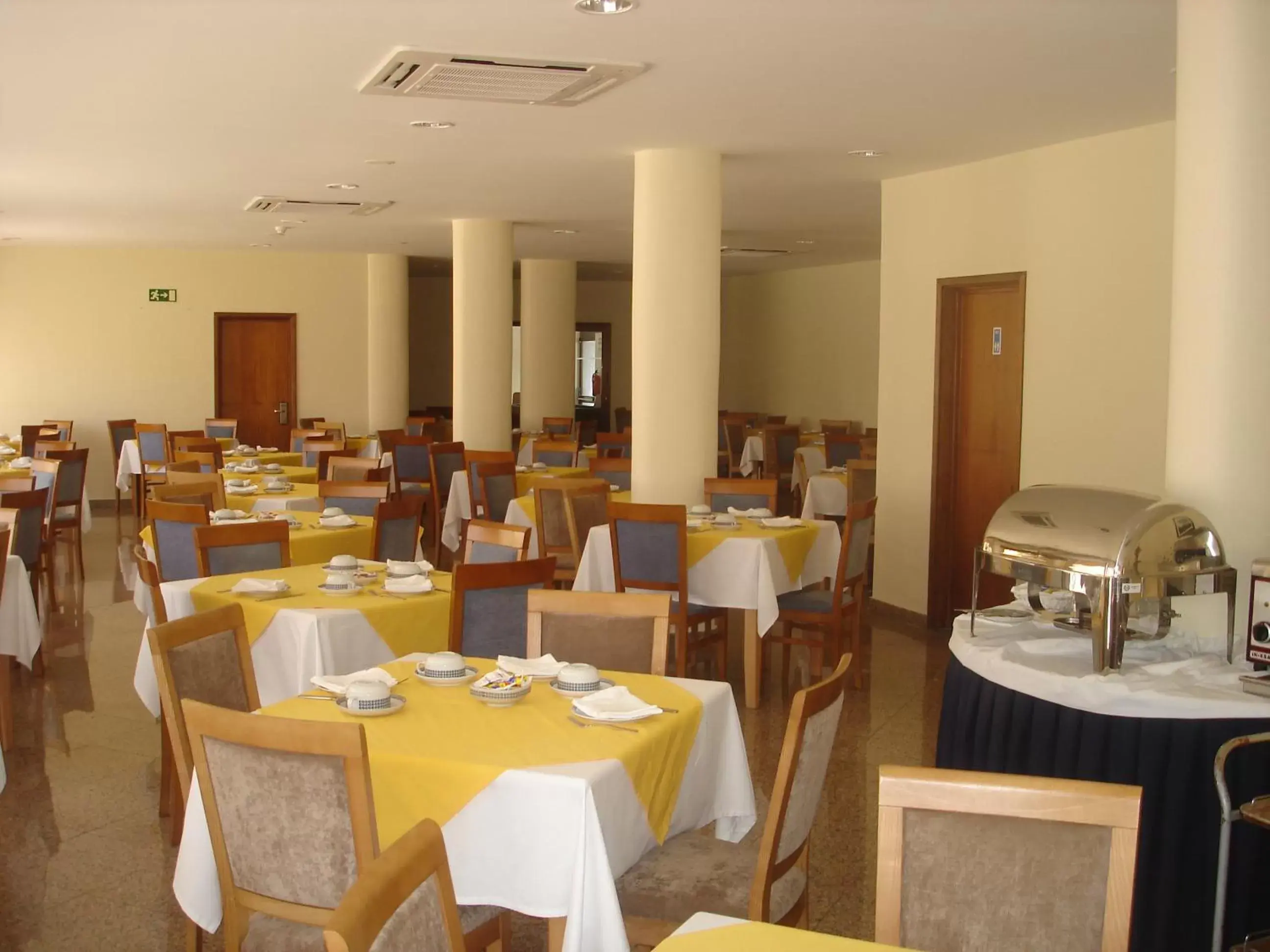 Restaurant/Places to Eat in Hotel Caravelas