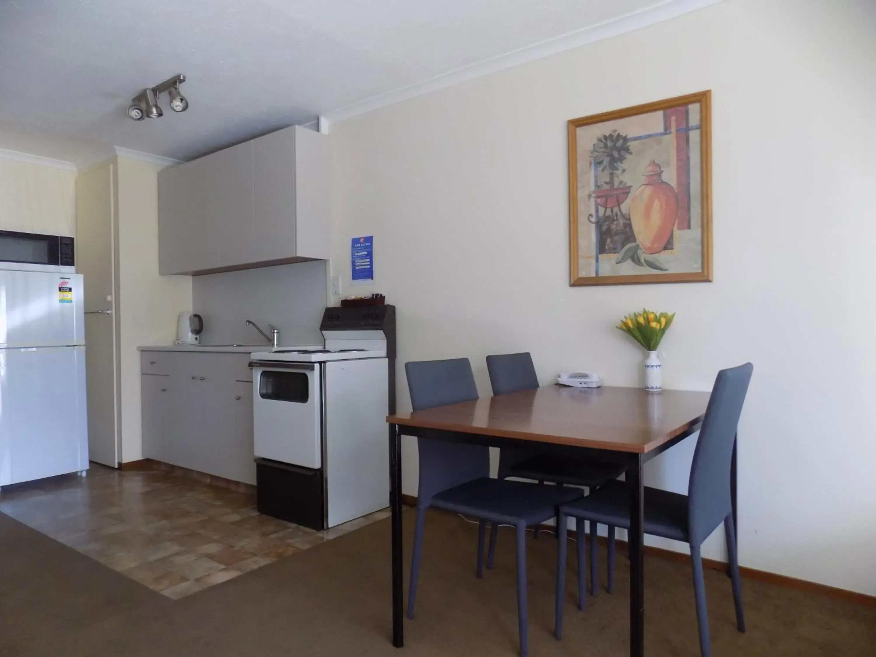 Living room, Dining Area in Garden City Motel