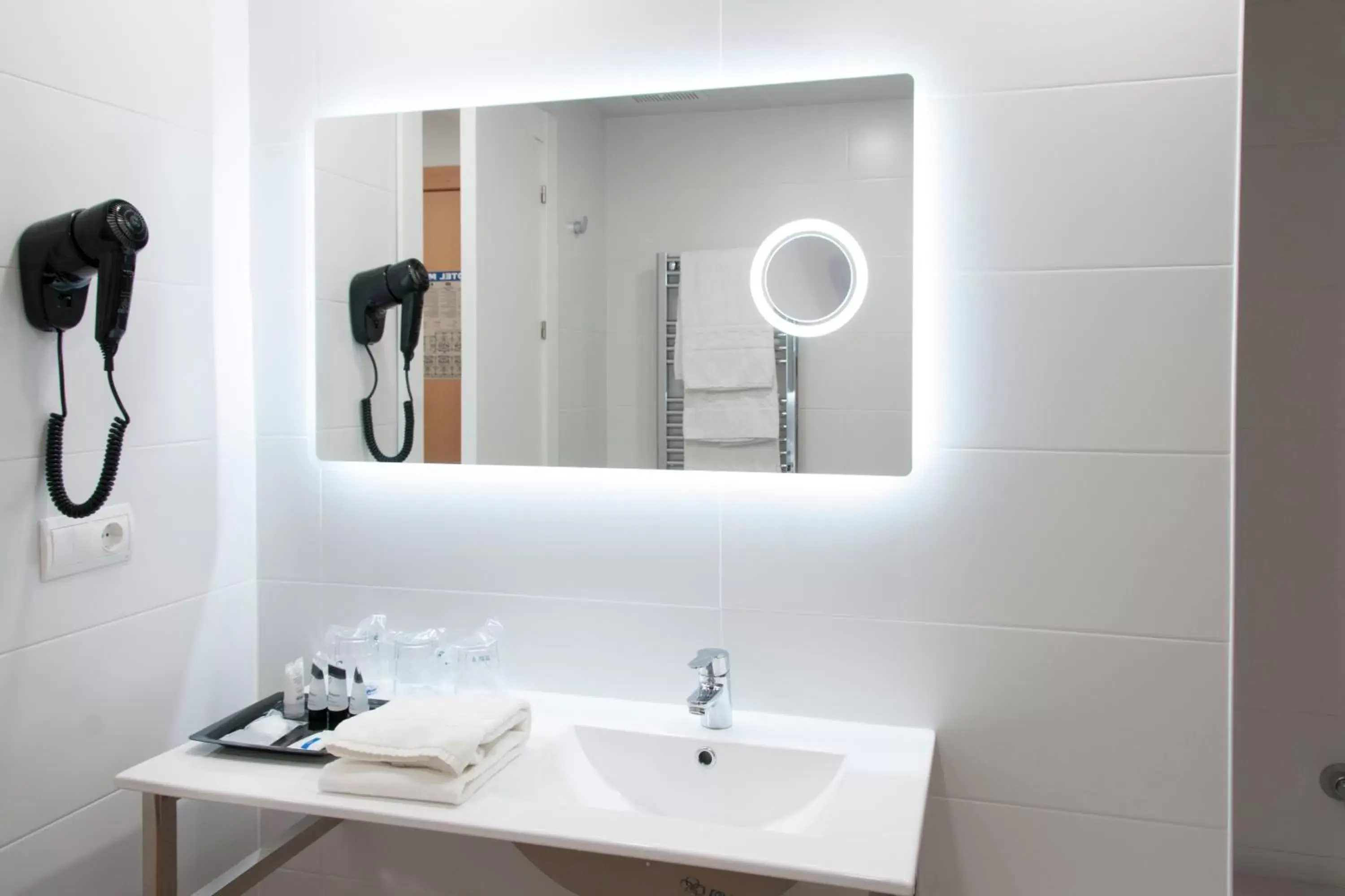 Bathroom in Hotel Maya Alicante