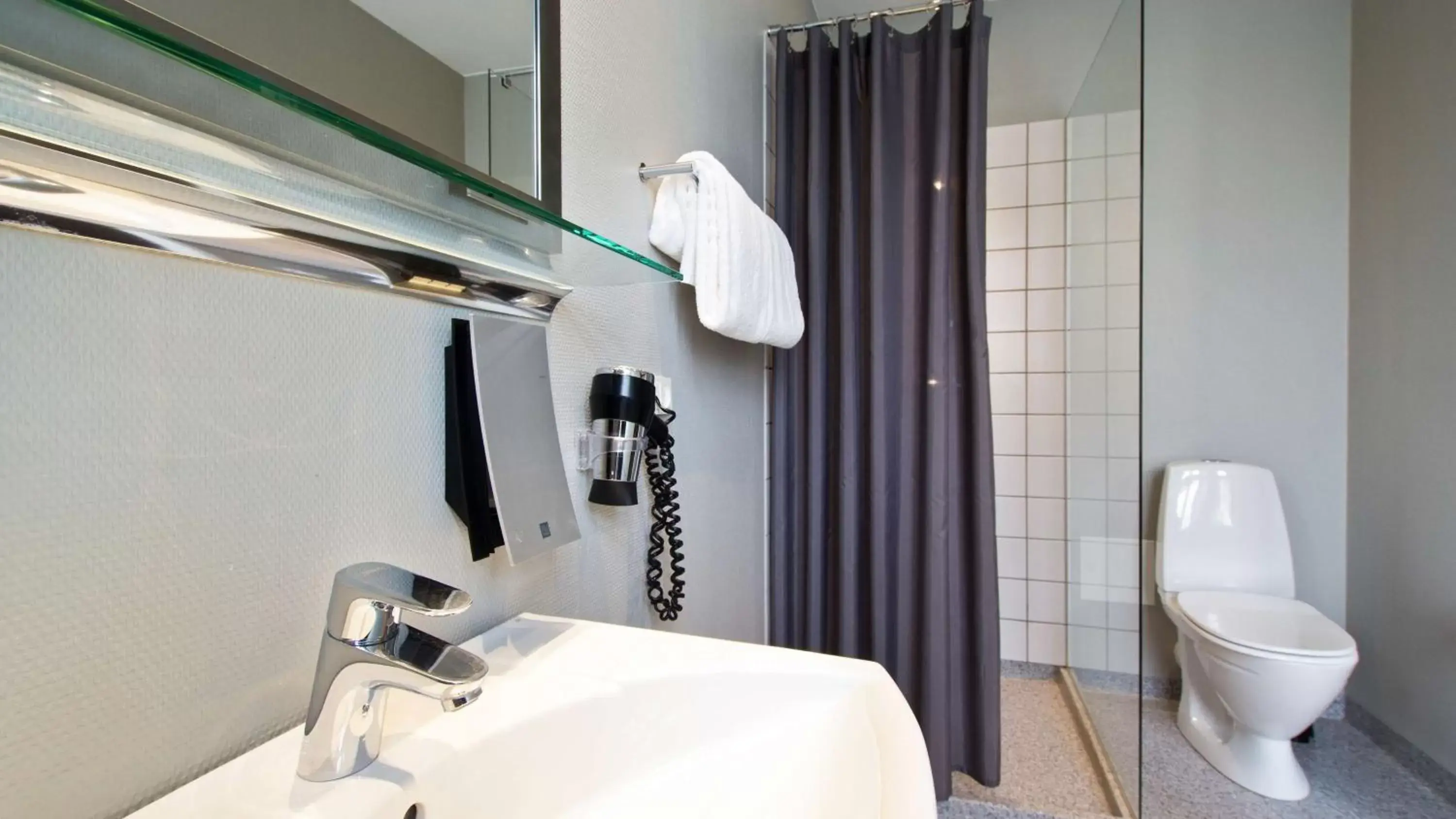 Photo of the whole room, Bathroom in Best Western Plus Hotel Kronjylland