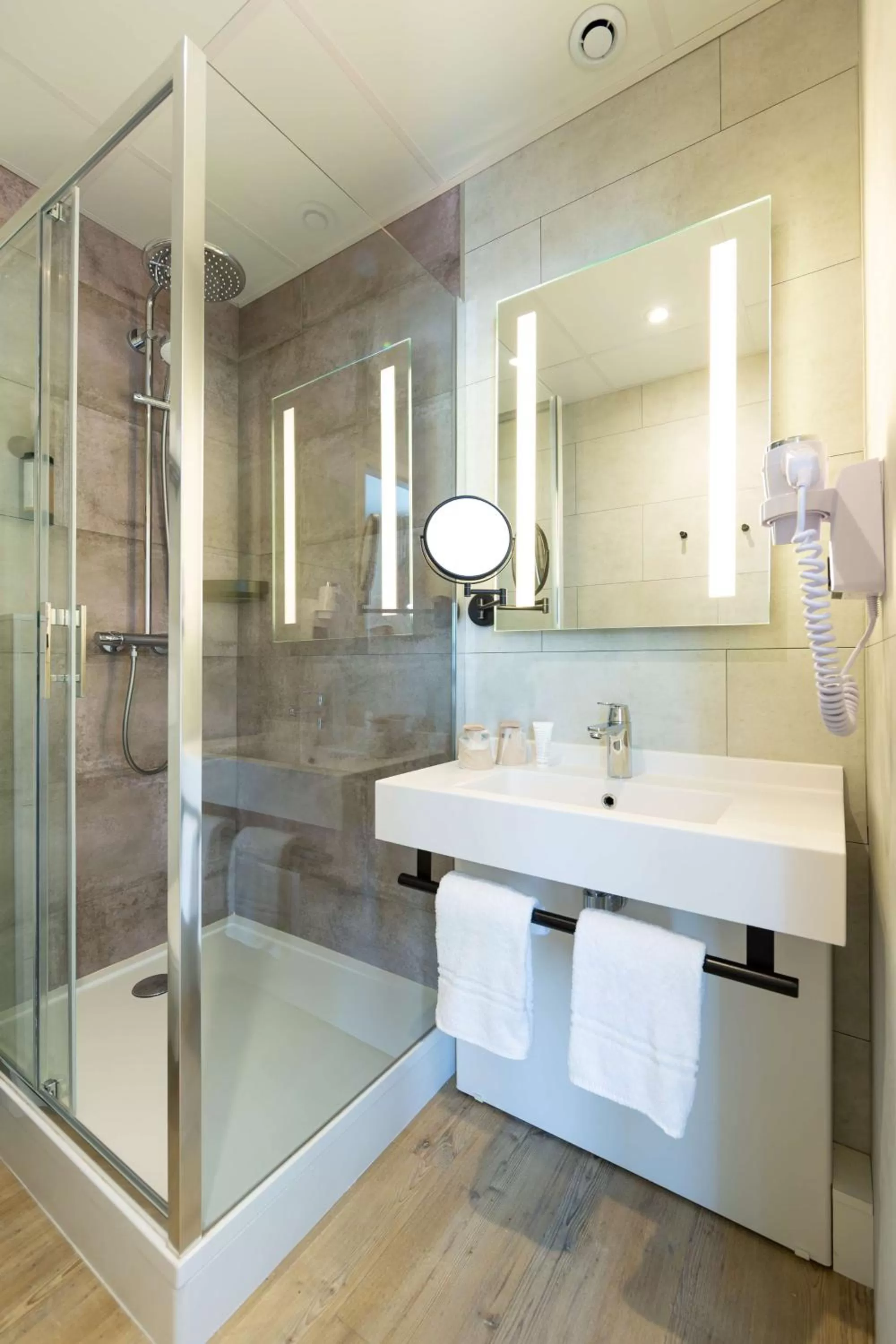 Bathroom in Best Western Mulhouse Salvator Centre