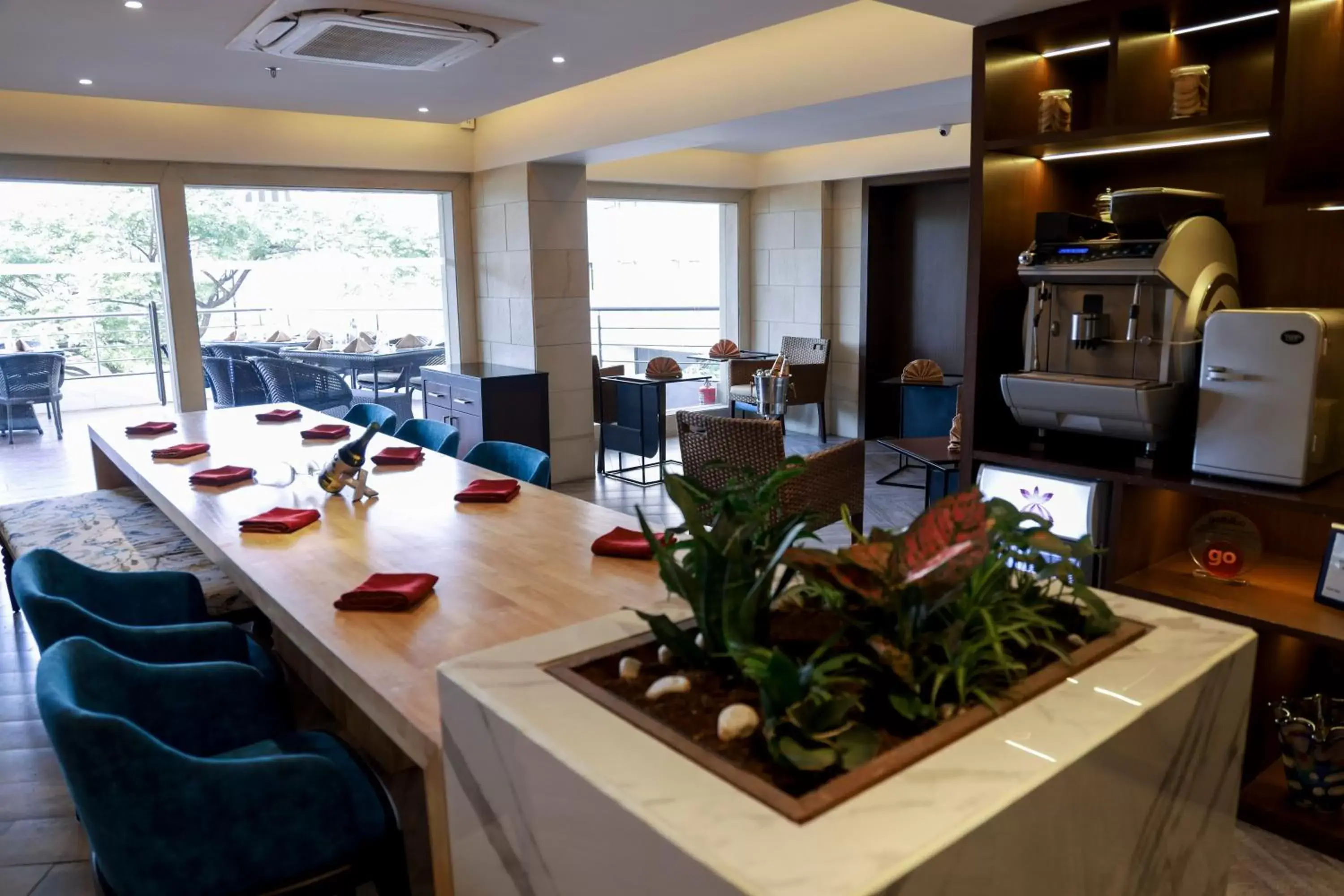 Lounge or bar in Royal Orchid Golden Suites Pune