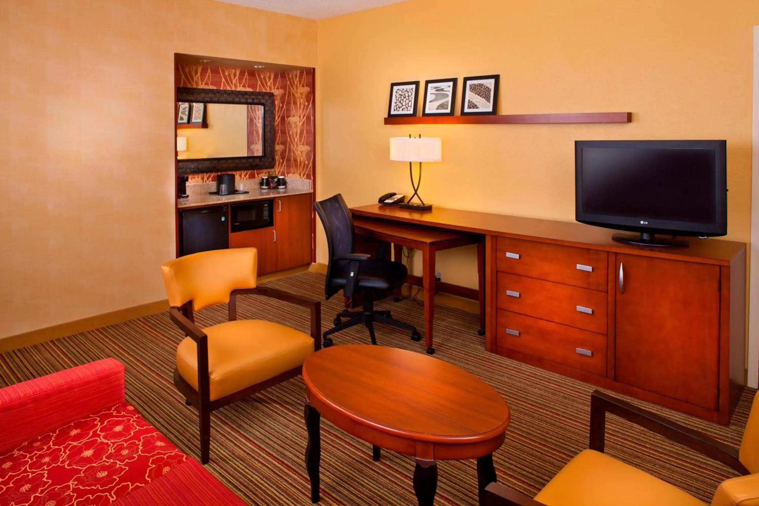 Living room, TV/Entertainment Center in Courtyard by Marriott Baton Rouge Acadian Centre/LSU Area