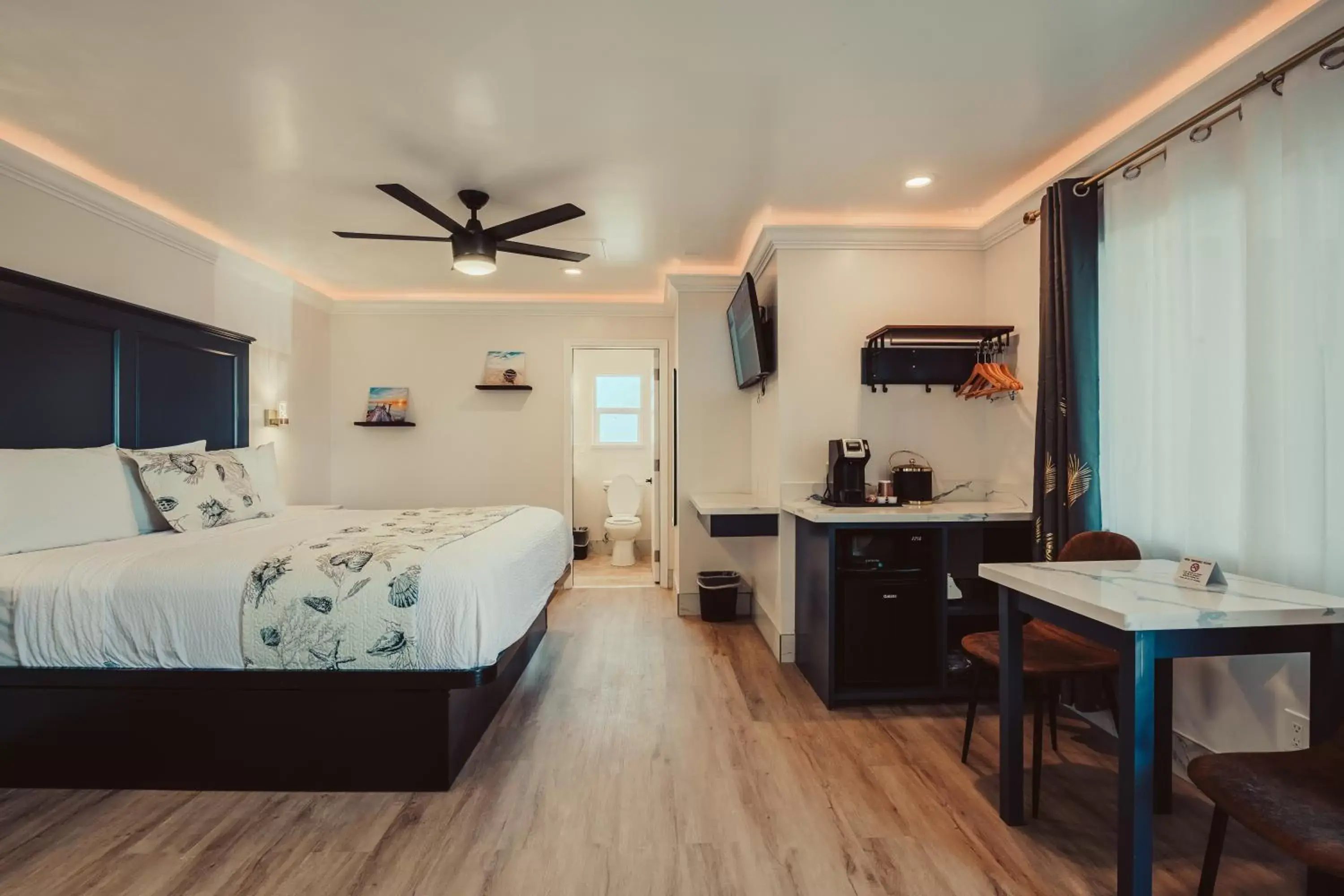 Bed in Blufftop Inn & Suites - Wharf/Restaurant District Bed in Blufftop Inn & Suites - Wharf/Restaurant District